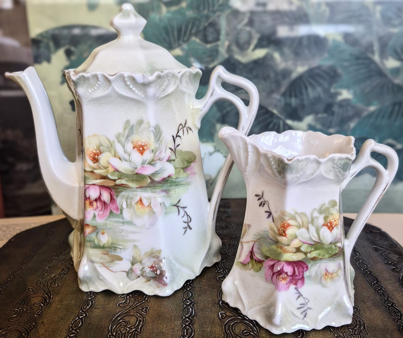 Conjunto de bule e leiteira antigos (1890) em porcelana alemã da Silésia,  lindamente decorados à mão.