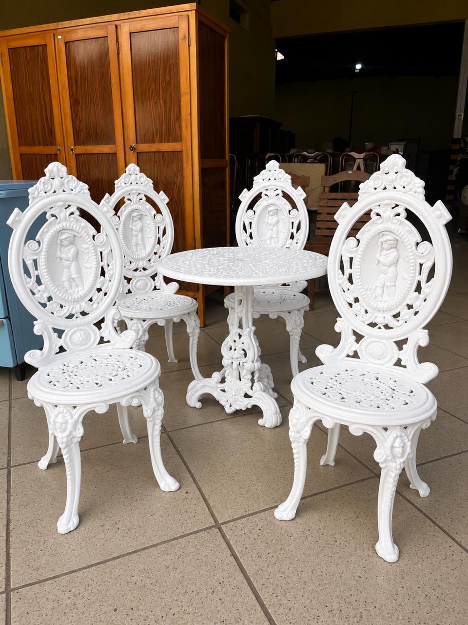 CONJUNTO DE FERRO FUNDIDO BRANCO DE 80 ANOS RESTAURADO