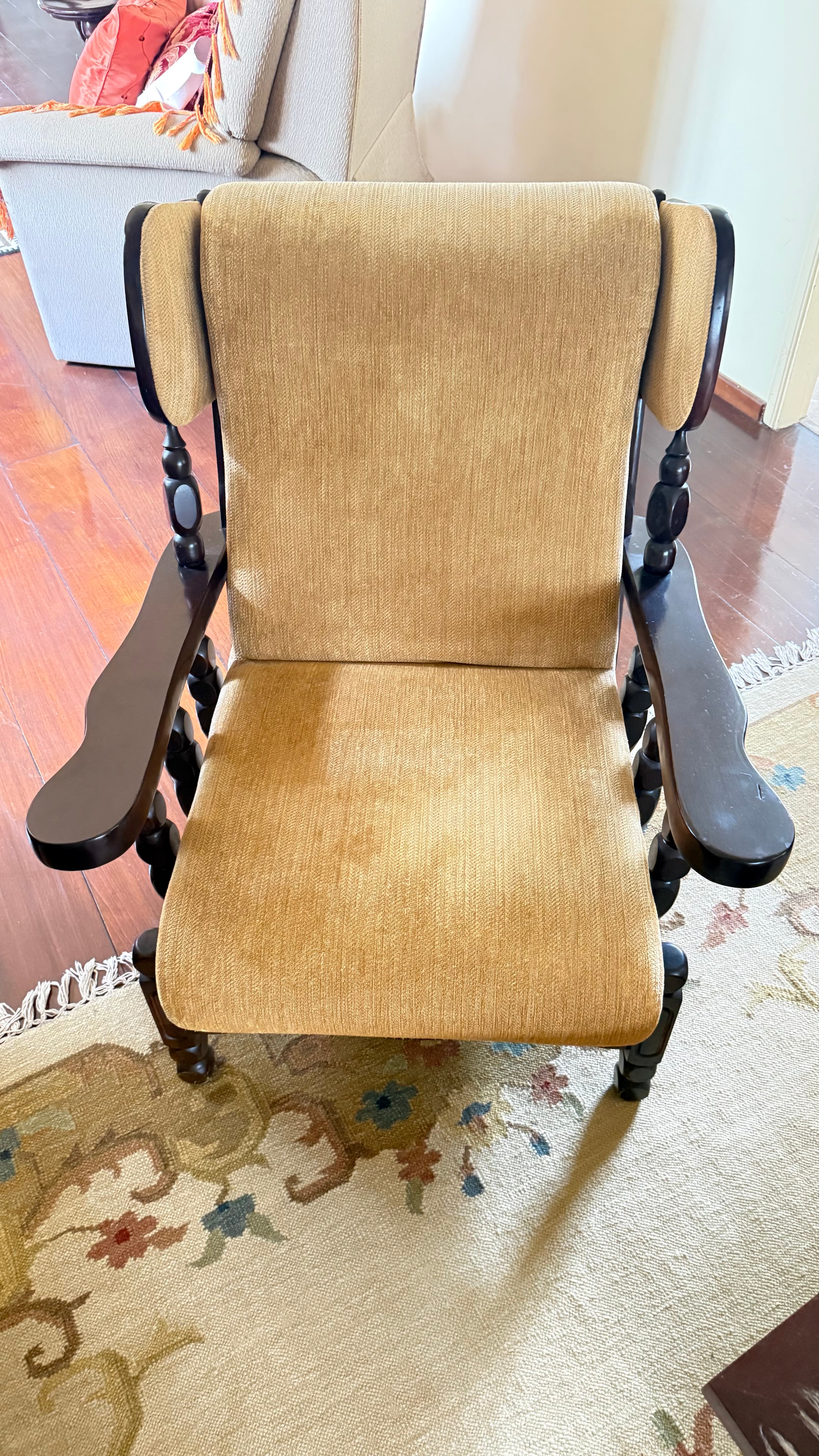 Belíssimo Jogo de Sofá estilo Bergere em madeira nobre escura e estofado amarelo mostarda