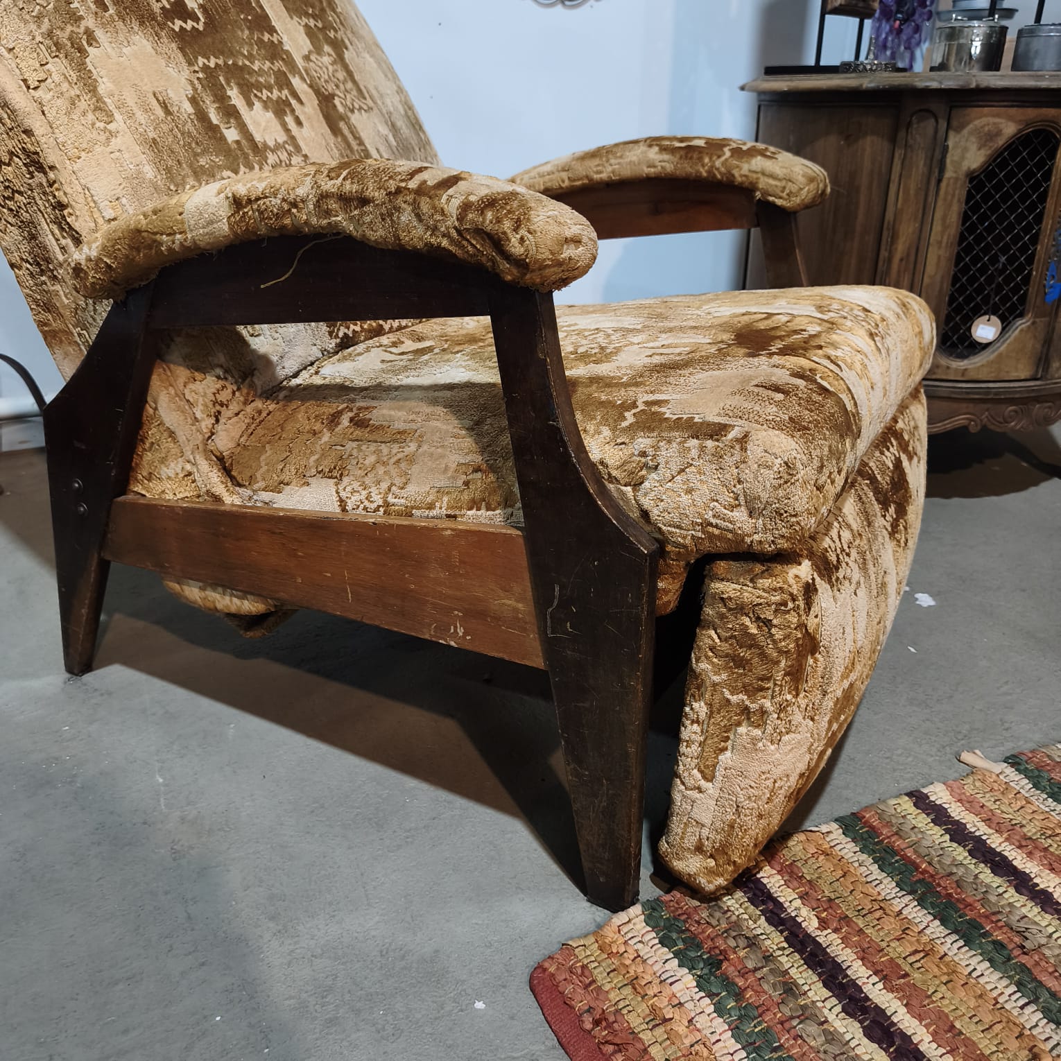 Poltrona Reclinável Vintage em Madeira com Estofado em Tons Terrosos