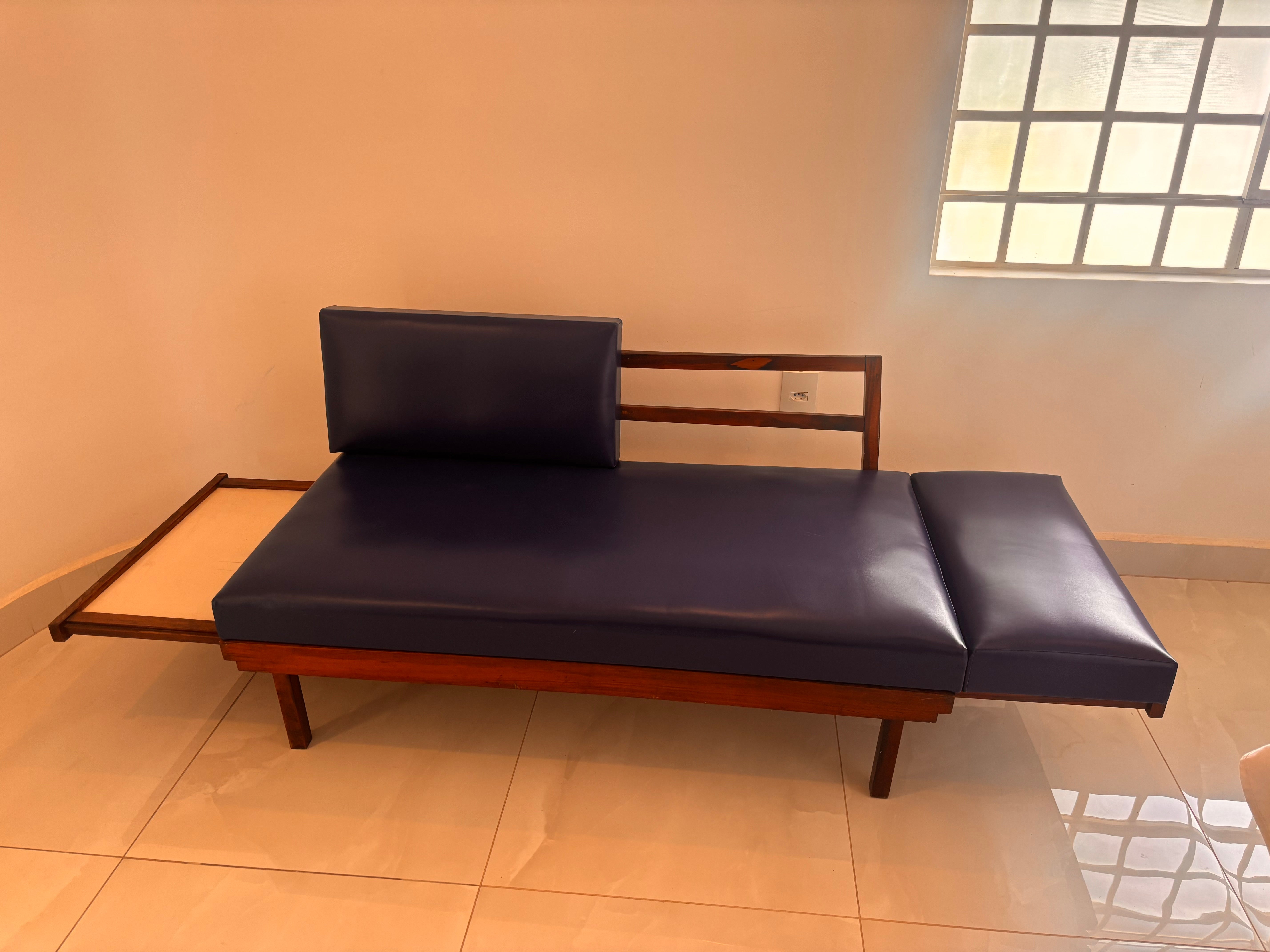 Sofá-cama Gelli clássico de dois lugares da Móveis Gelli em courvin azul escuro - 1960