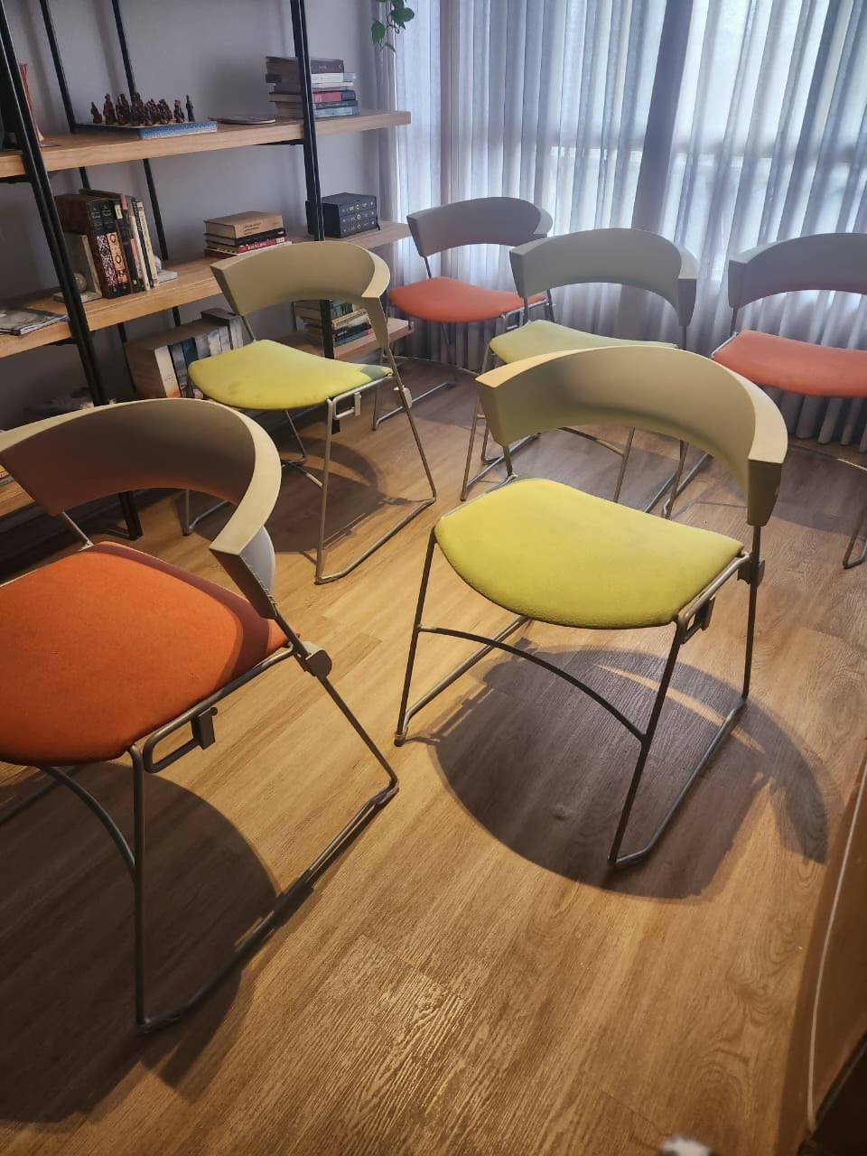 Conjunto de 6 cadeiras giroflex nas cores laranja e verde