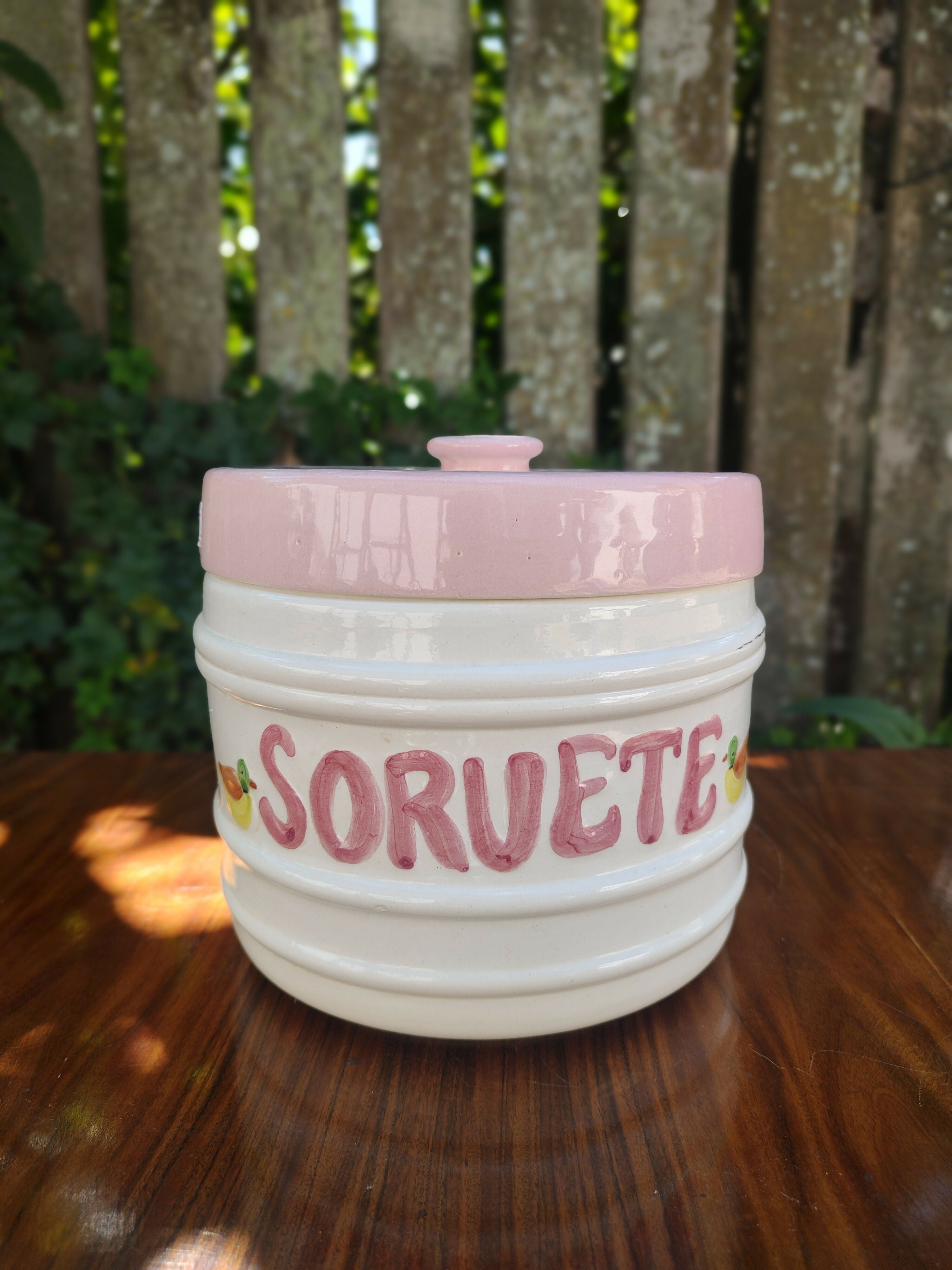 Antigo e Simpático Pote em Porcelana com escrito "Sorvete"