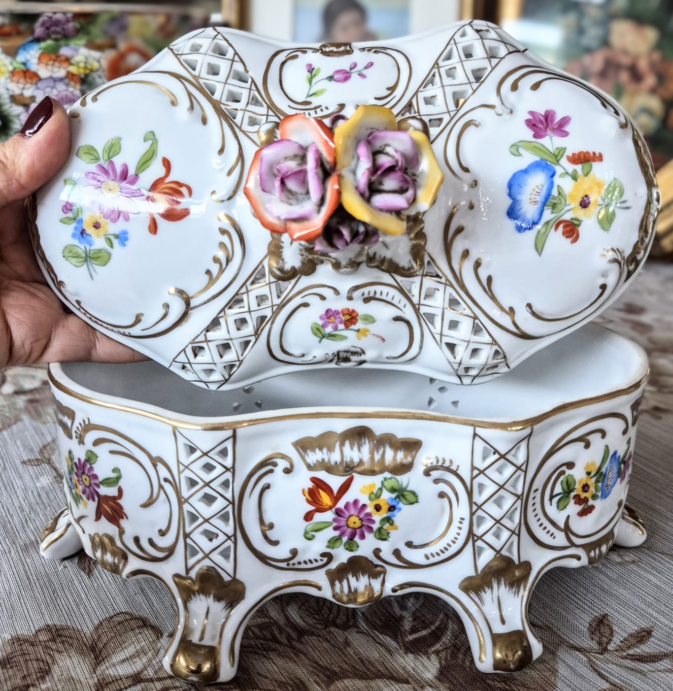  Lindíssima e grande bomboniére em porcelana europeia,  estilo Dresden/Capodimonte.  Em perfeito estado,  mínimo bicado na flor da pega.   Maravilhosa!