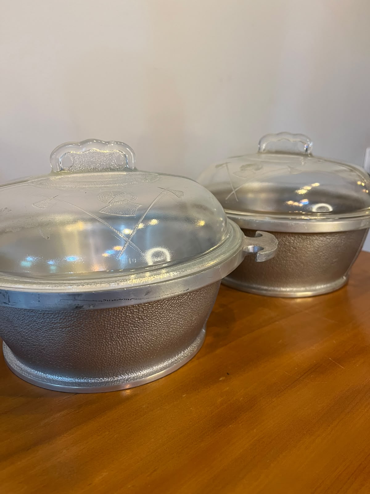 Par de Recipientes em metal prateado com Tampas de Vidro – Estilo Vintage