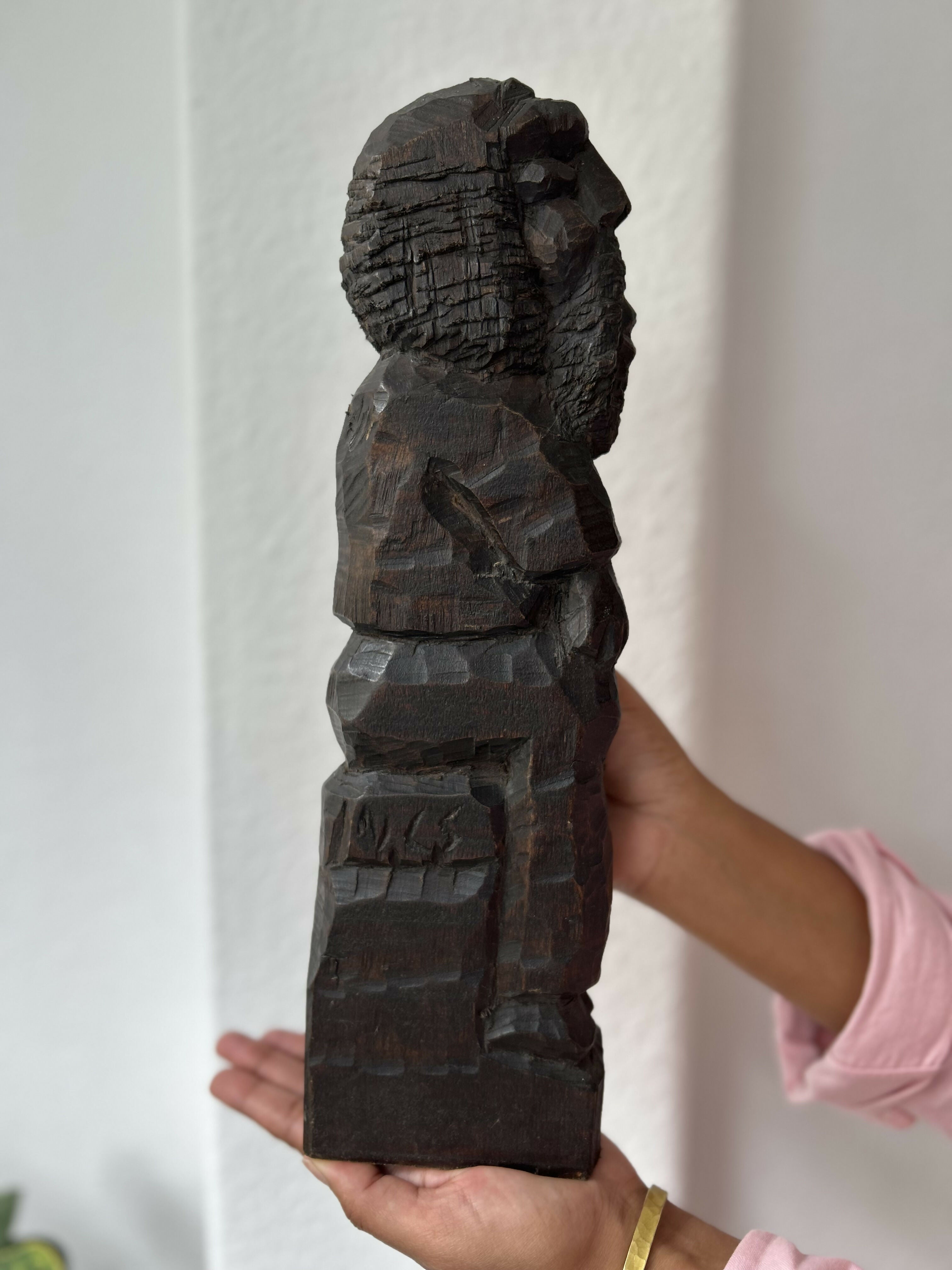 Escultura em viga de madeira - homem velho