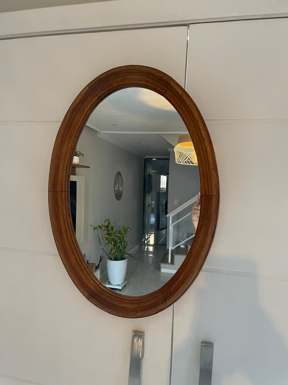 Espelho Oval com moldura em madeira