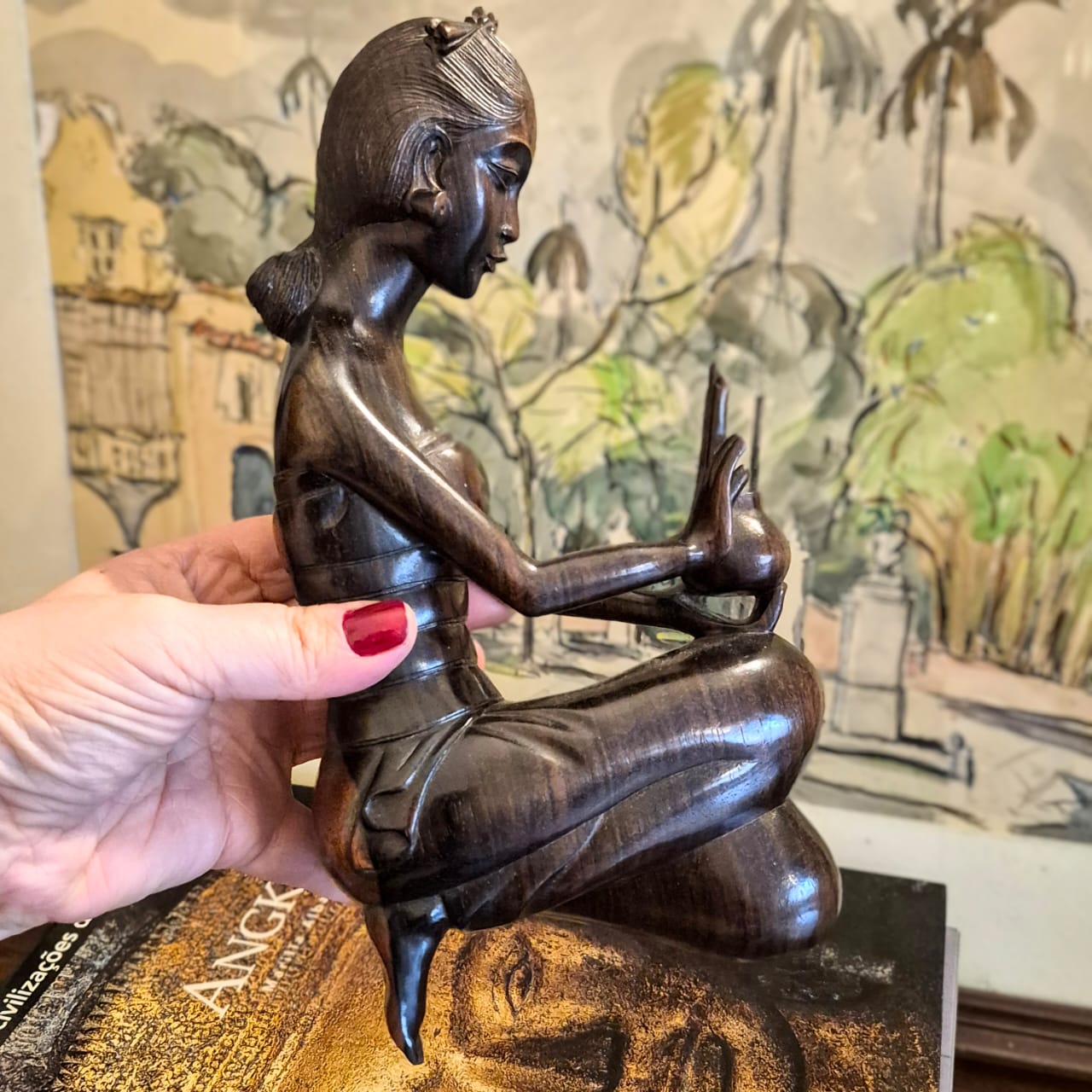 Escultura linda, de tirar o fôlego,  feita em ébano balinês.  Talhada em bloco único, estilo Art Decó (anos 30/40), representando a Dewi Sri, divindade do arroz, da fertilidade e da prosperidade.