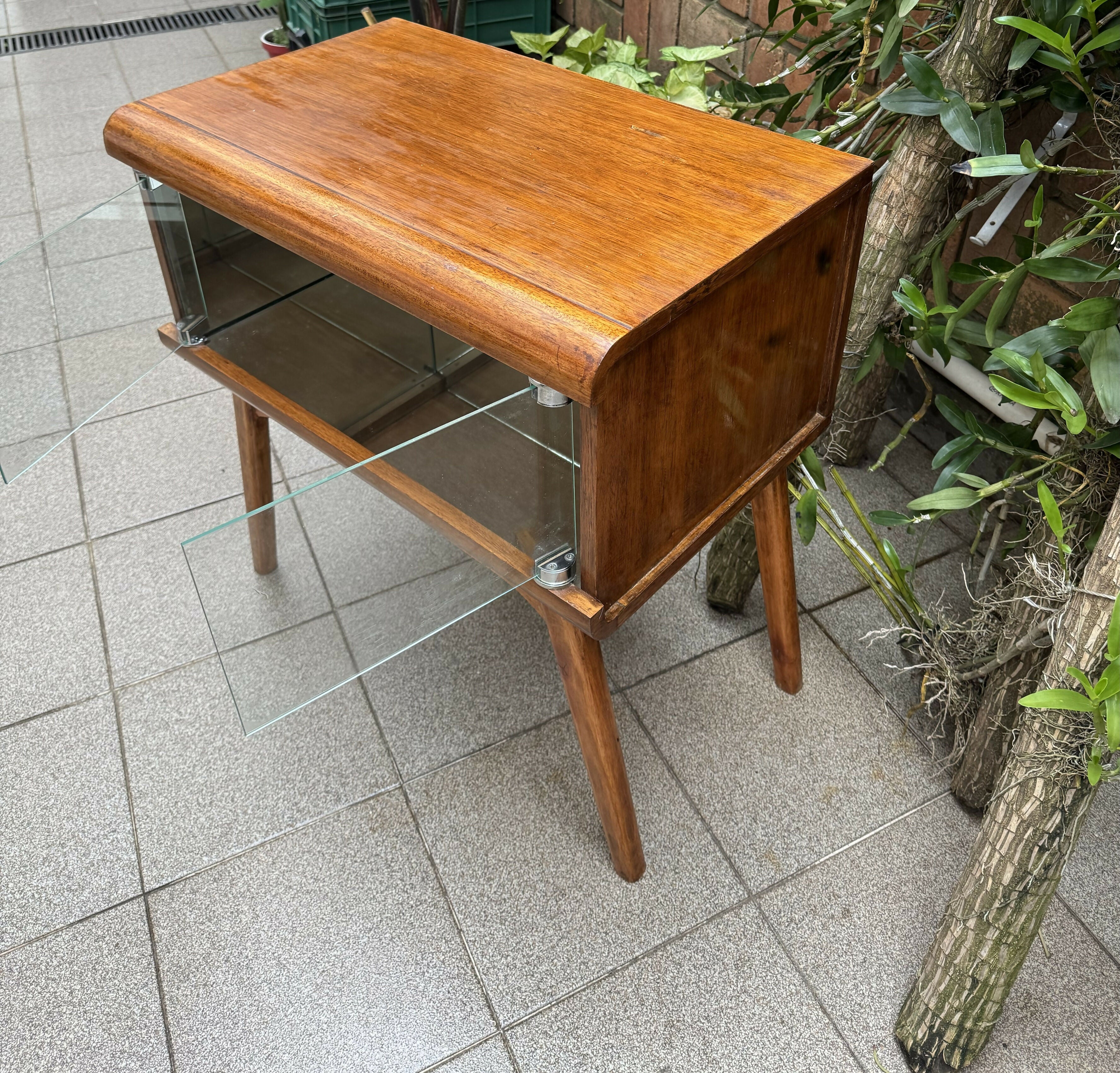 Cristaleira Barzinho em madeira maciça