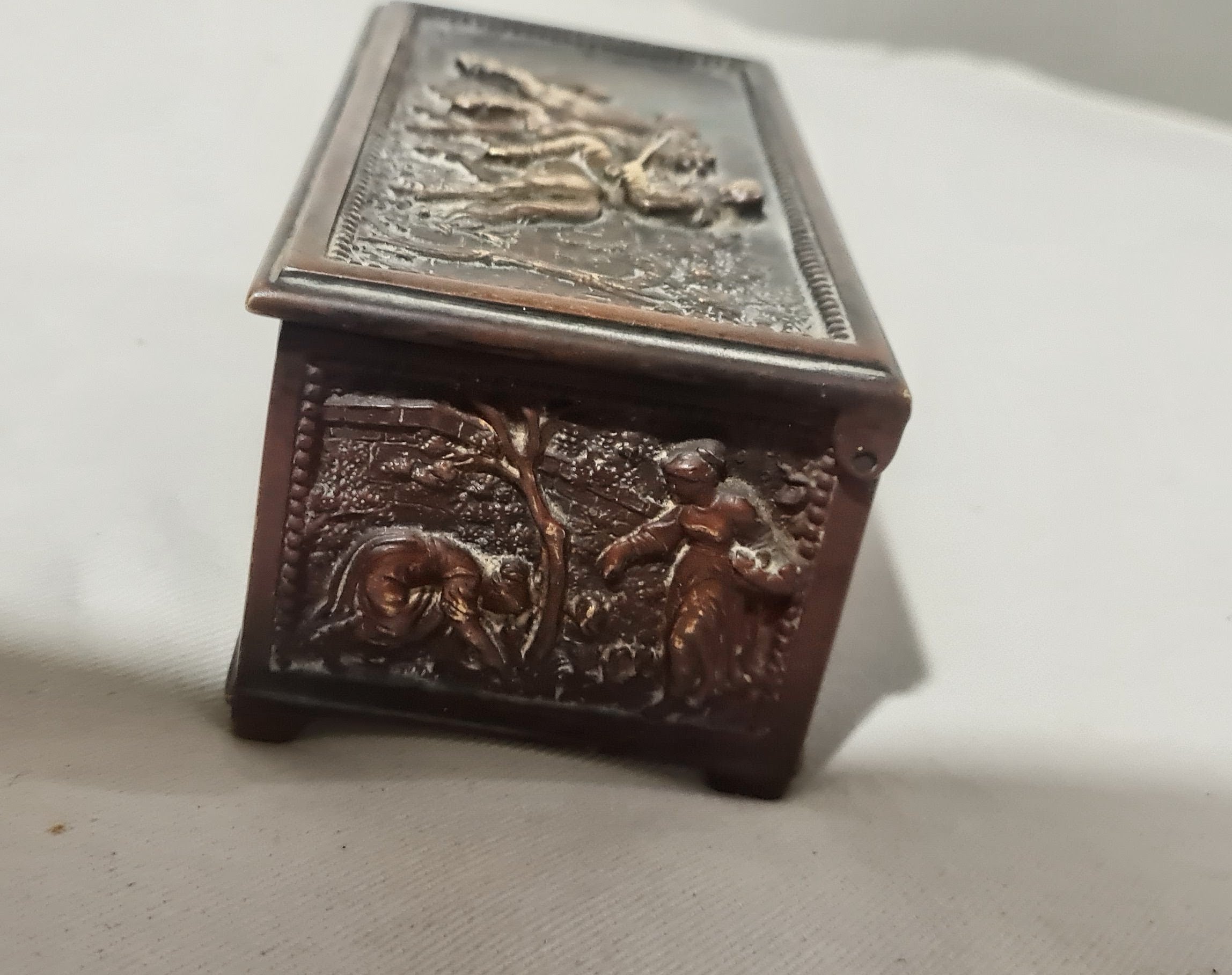 Caixa em bronze maciço, desenhada em auto relevo