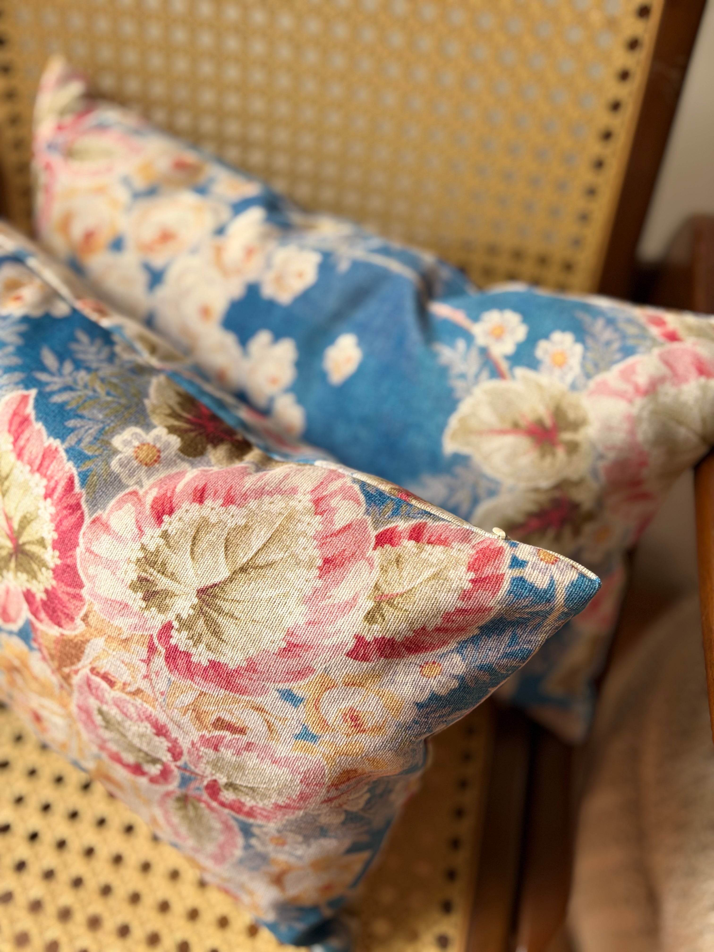 Almofada retangular com veludo estampado de flores