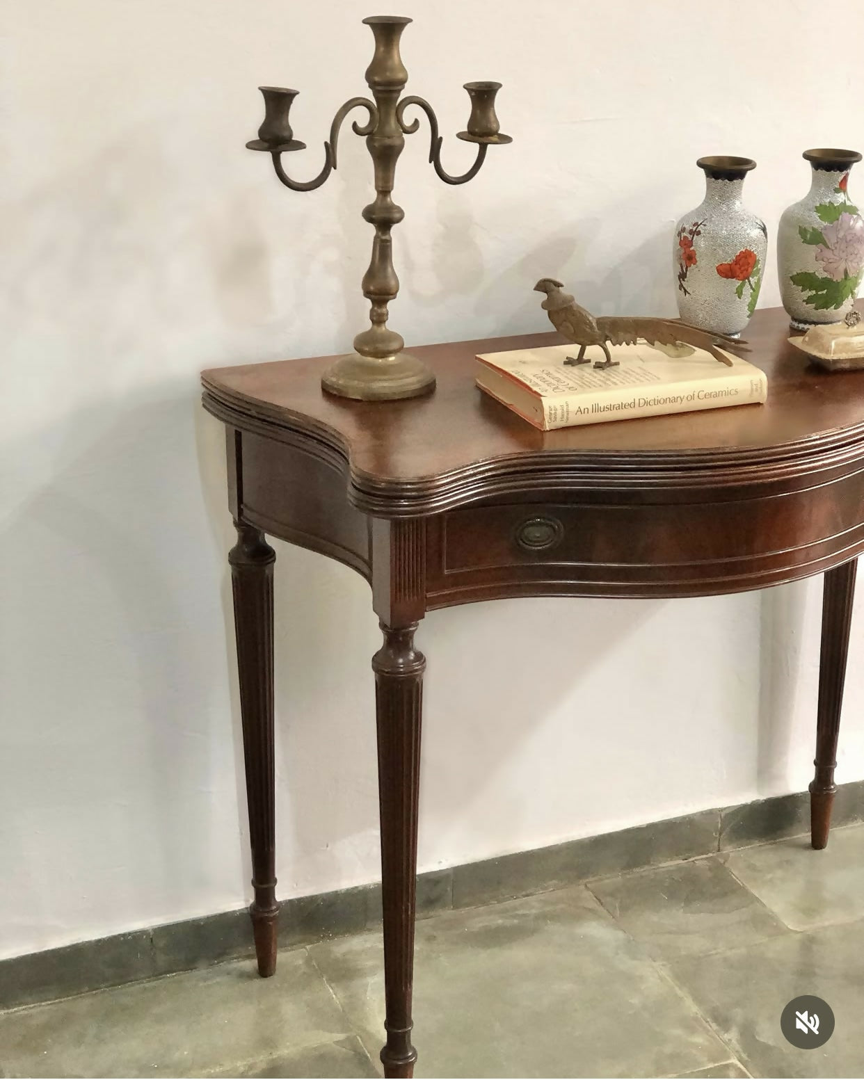 Mesa aparador estilo Luís XVI com tampo dobrável e reversível para mesa de apoio