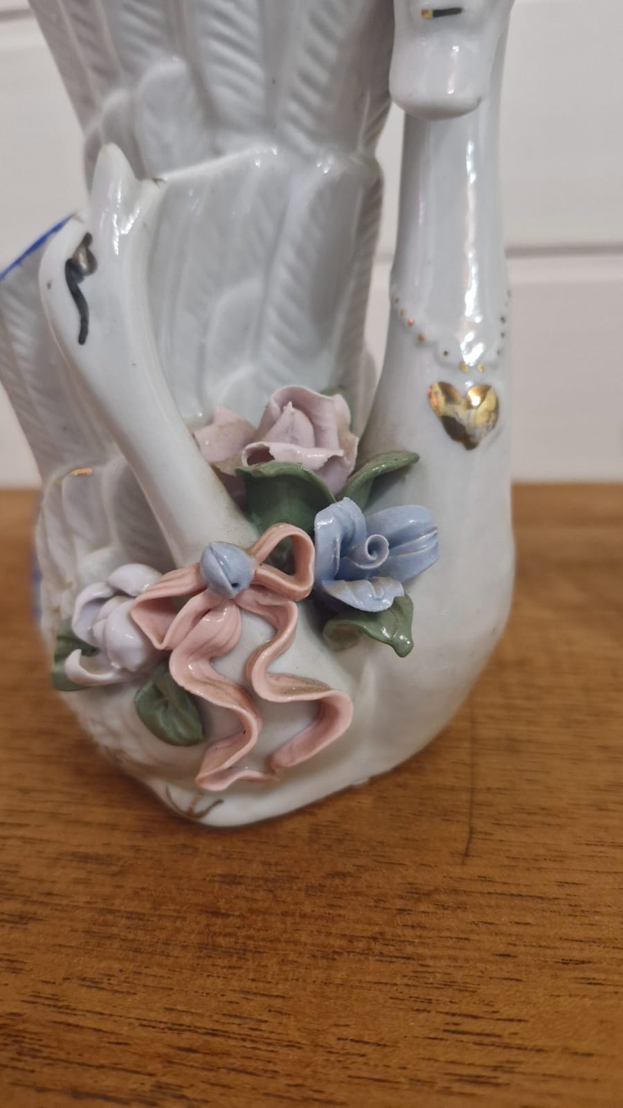 Excepcional par de floreiras em porcelana em forma de cisne 