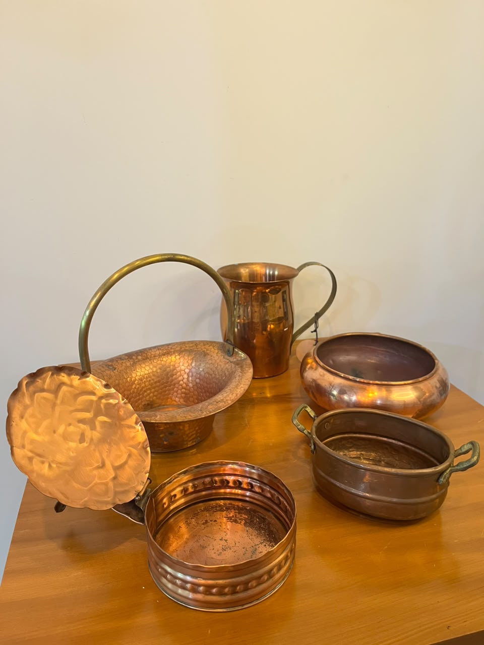 Conjunto de cinco peças antigas em cobre – utensílios decorativos e utilitários