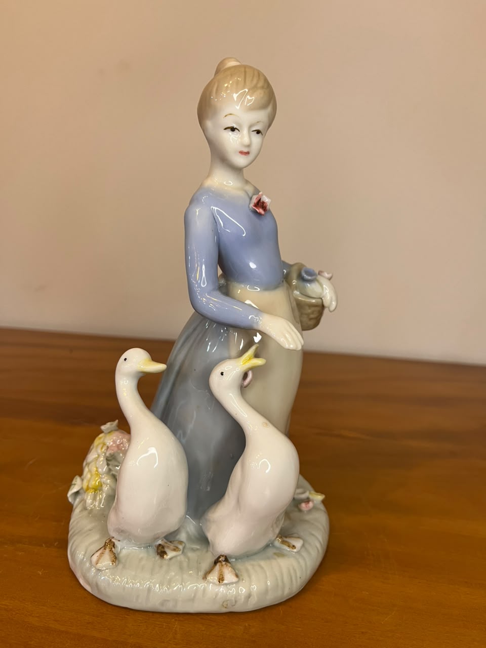 Escultura em Porcelana – Camponesa com Gansos – 20 cm