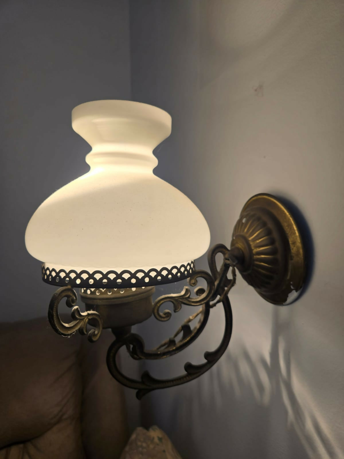 Arandela antiga em bronze com cúpula de vidro leitoso