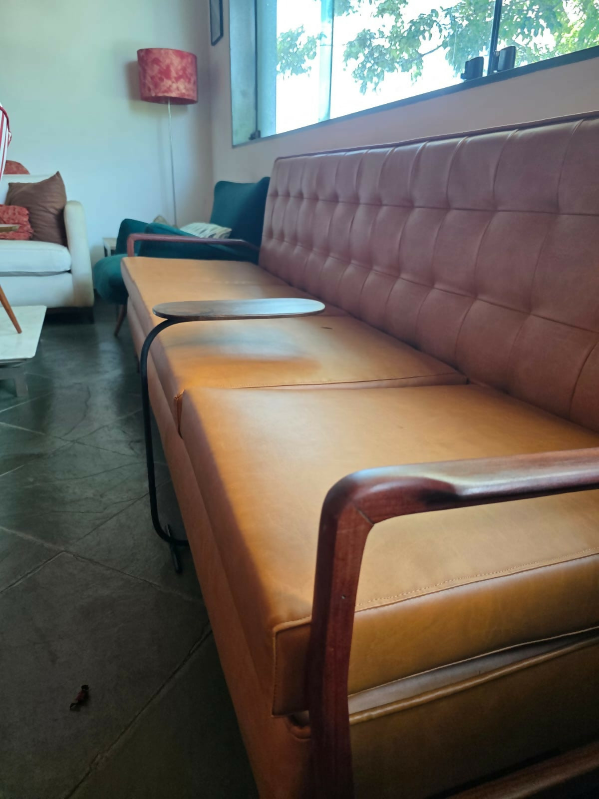 Mesa canto/café em ferro com tampo em imbuia maciça.