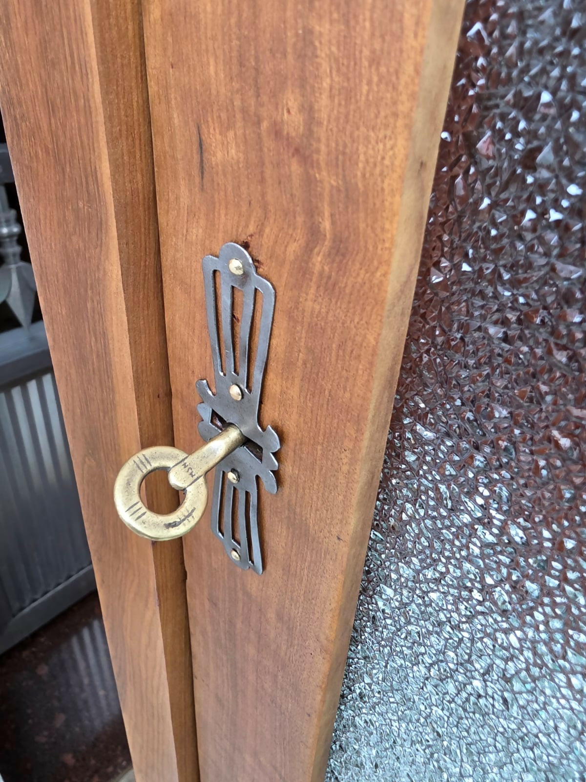 Armário / Livreiro miele, década de 60, possui 4 tábuas, vidro craquelado da época, chave, fechadura e selo.