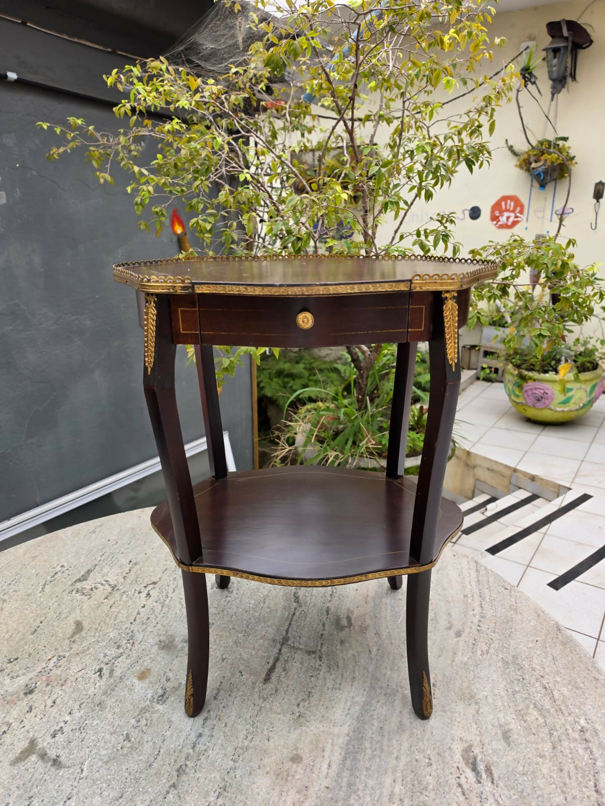 Mesa lateral estilo inglesa com detalhes em latão