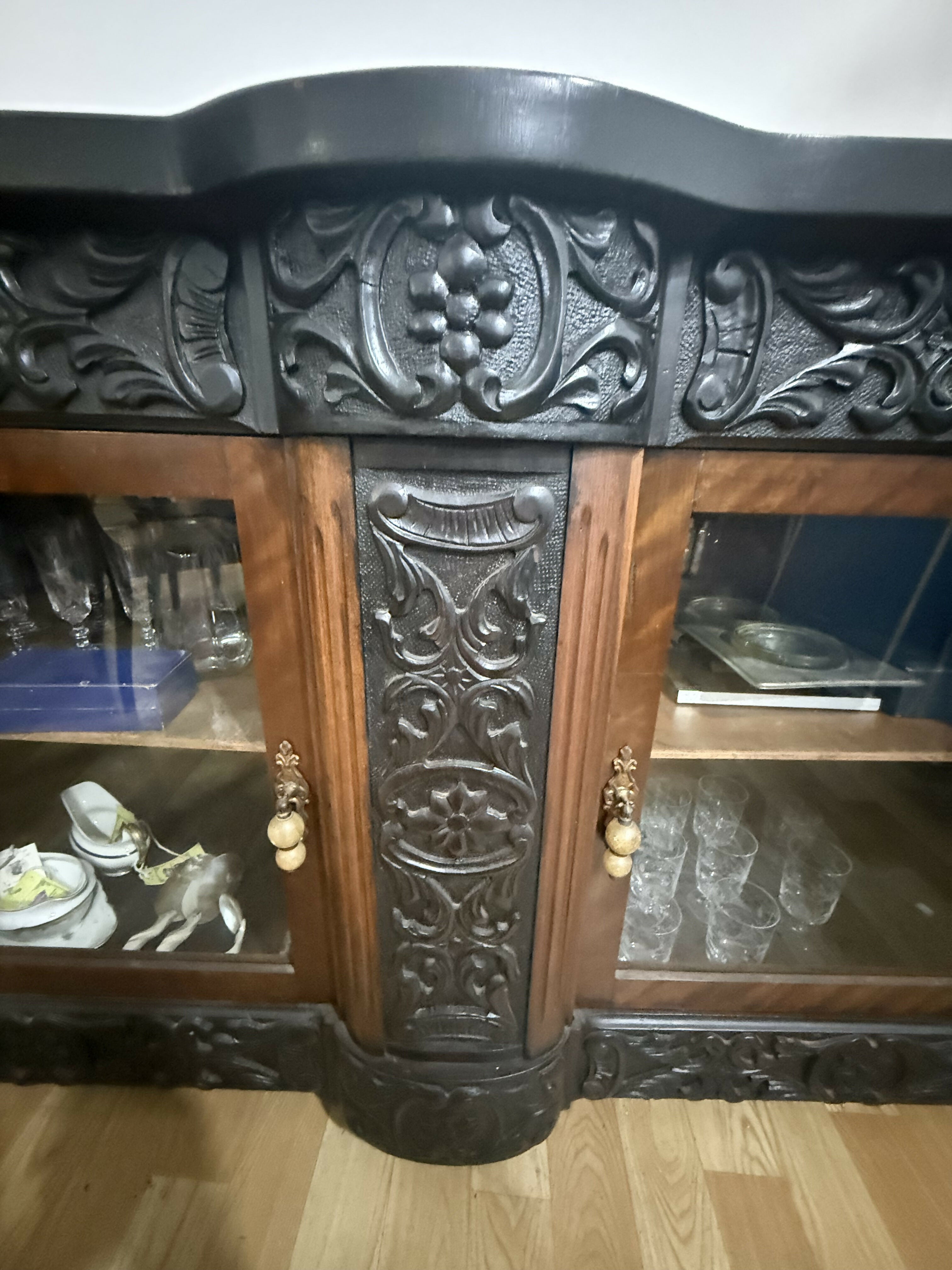 Buffet / Cristaleira Antiga em Madeira Maciça – Entalhes Artesanais