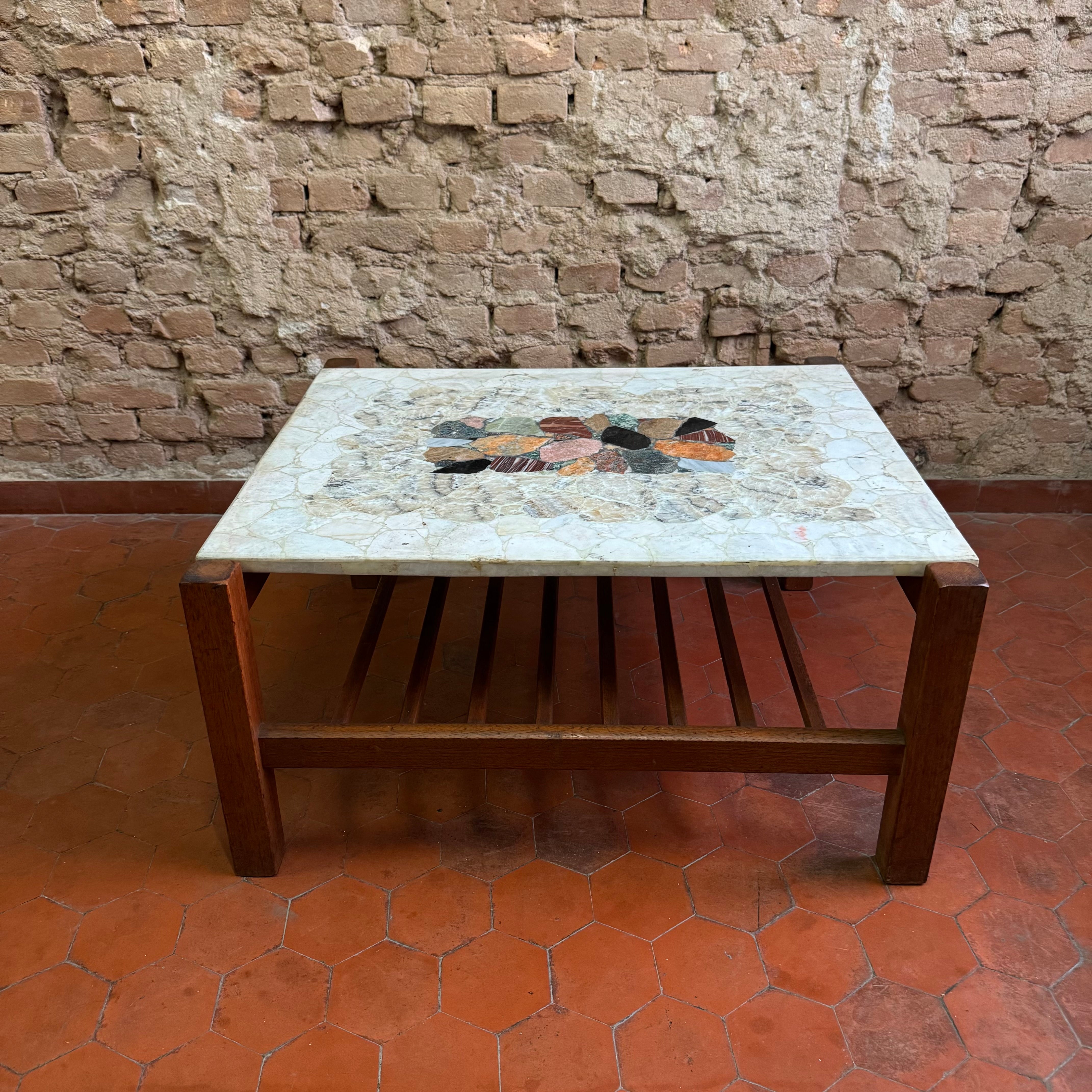 Mesa de centro em madeira com prateleira ripada e tampo em pedras variadas - anos 60