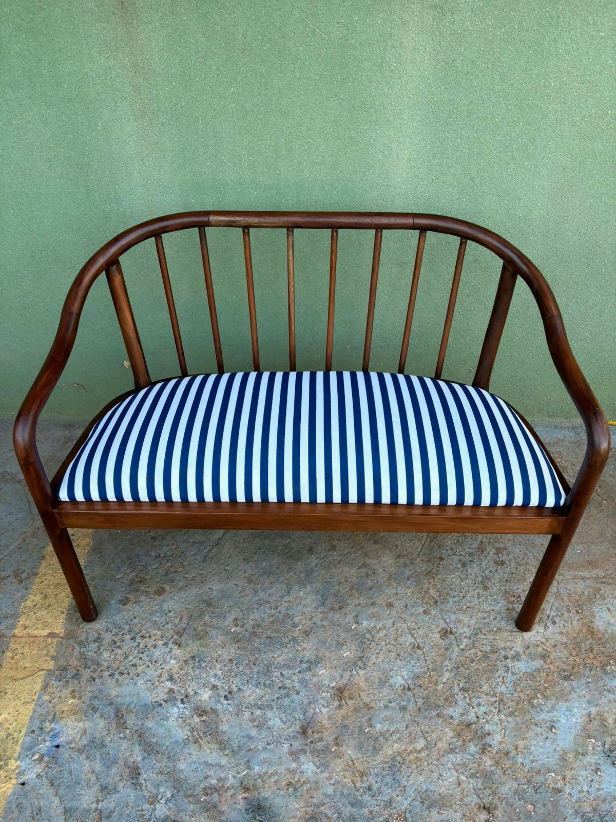 Banco estilo Windsor em madeira maciça