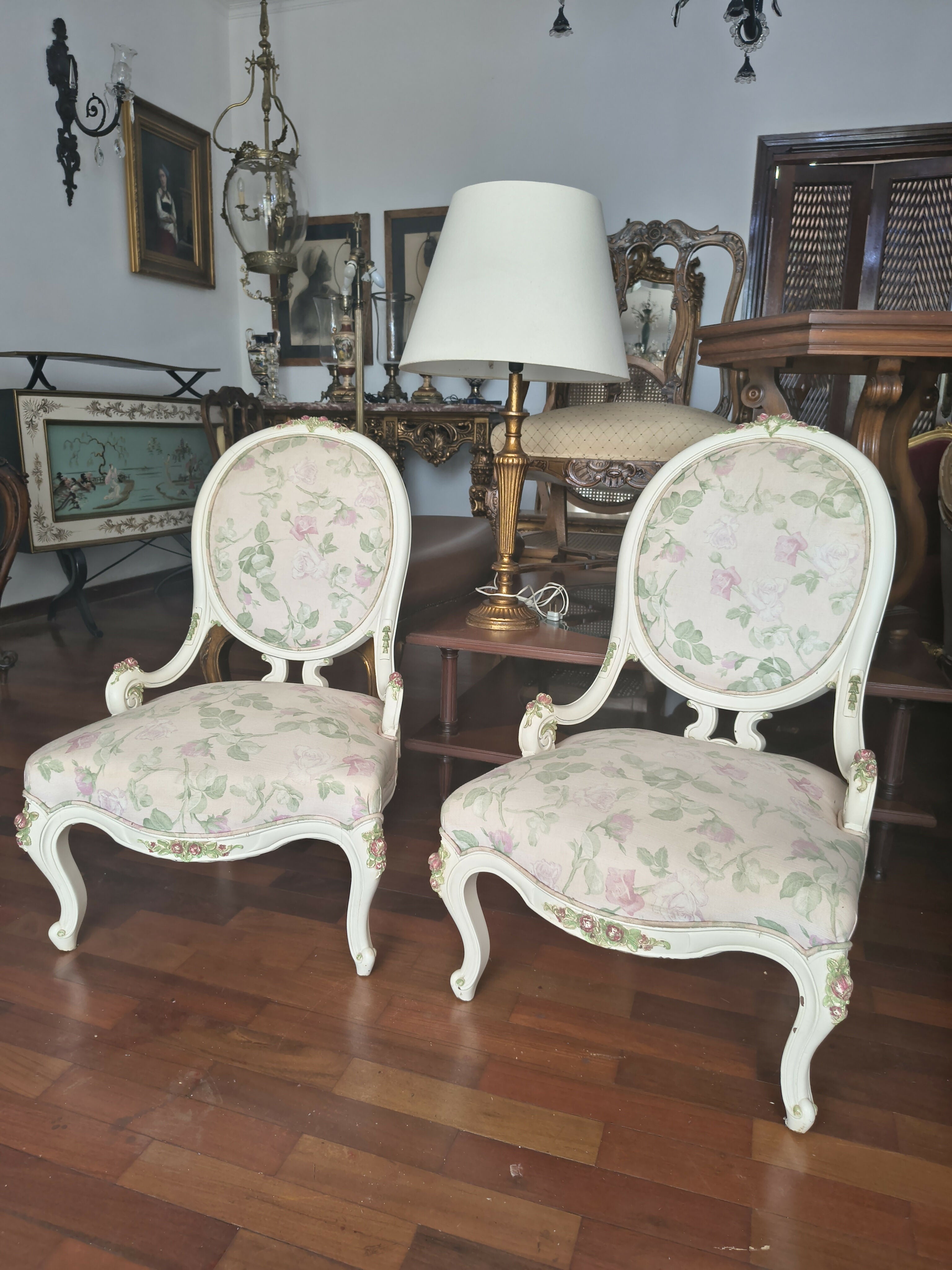 Par de Poltronas baixa estilo XVI em laca branca