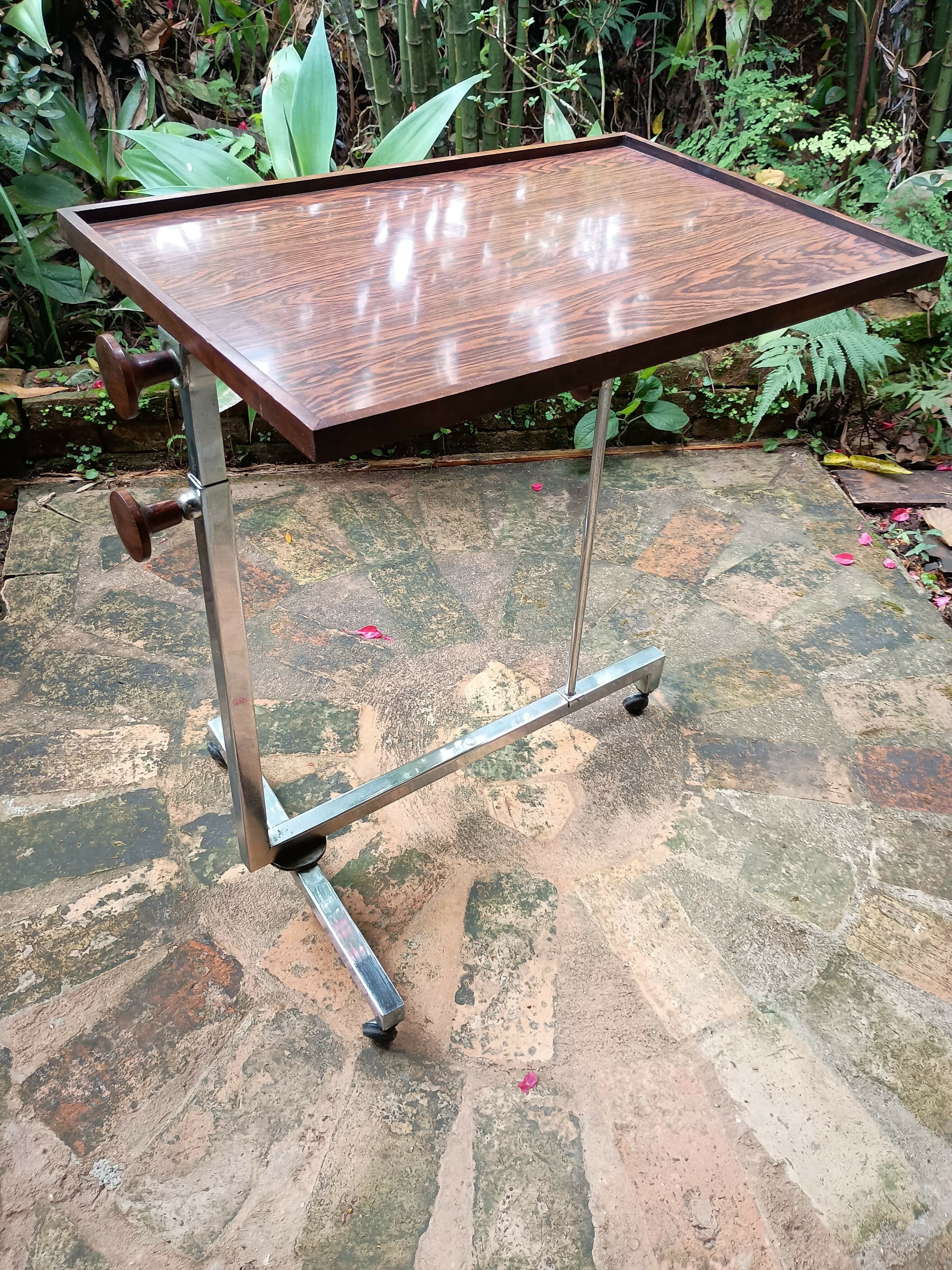 Bar/ mesinha de apoio com jacarandá e rodízios