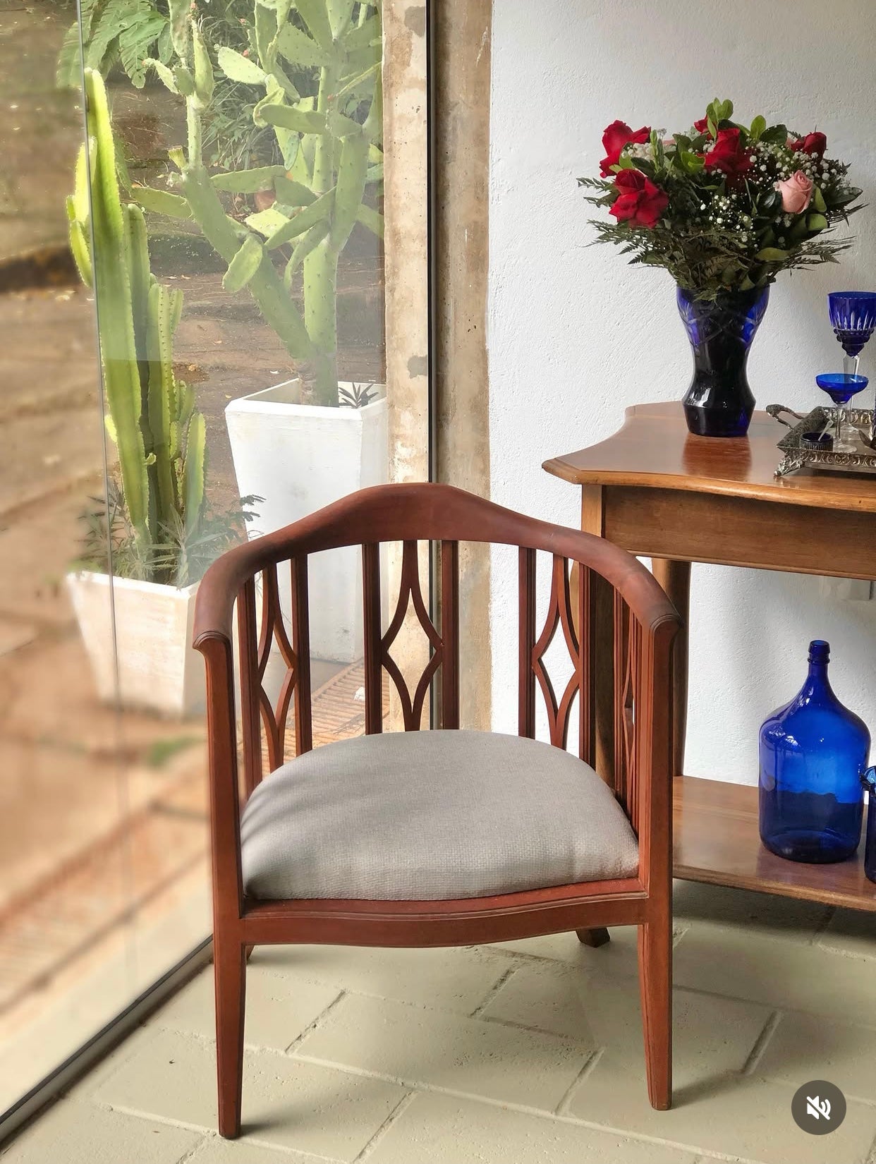 Poltrona Art Nouveau com estofado linhão