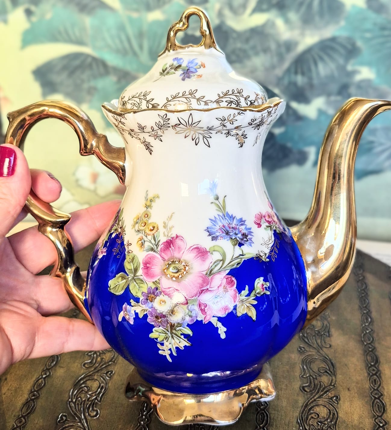 Bule em porcelana alemã da Bavária Franz Neukirchner, da década de 50 em estilo vitoriano,  com lindo floral,  acabamentos em azul cobalto e ouro. Todos feito à mão.