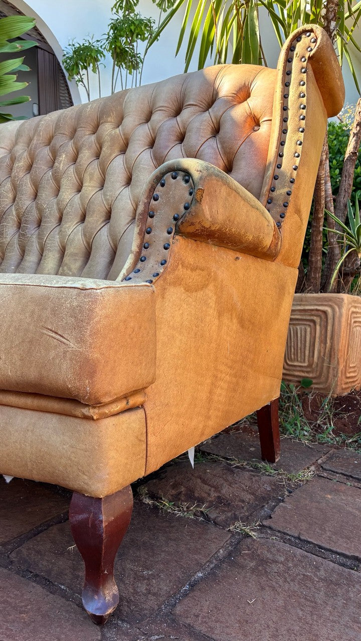 Sofá Chesterfield de Couro com estofado bege caramelo 