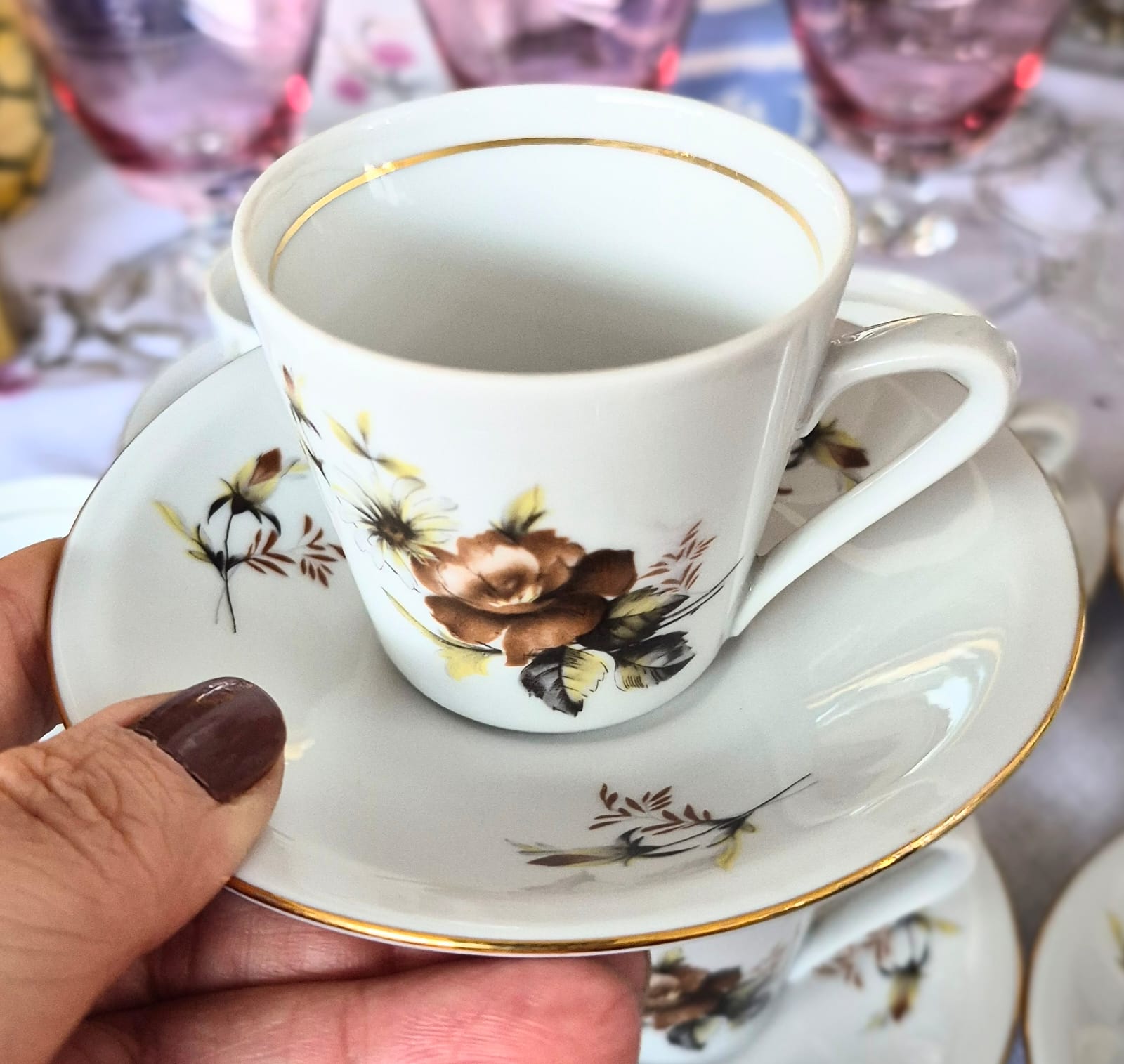 Conjunto com 8 xícaras para café em porcelana vintage húngara Alföldi,  anos 60/70.  Impecáveis,  sem sinal de uso. Dourações à ouro intactas. Lindas!