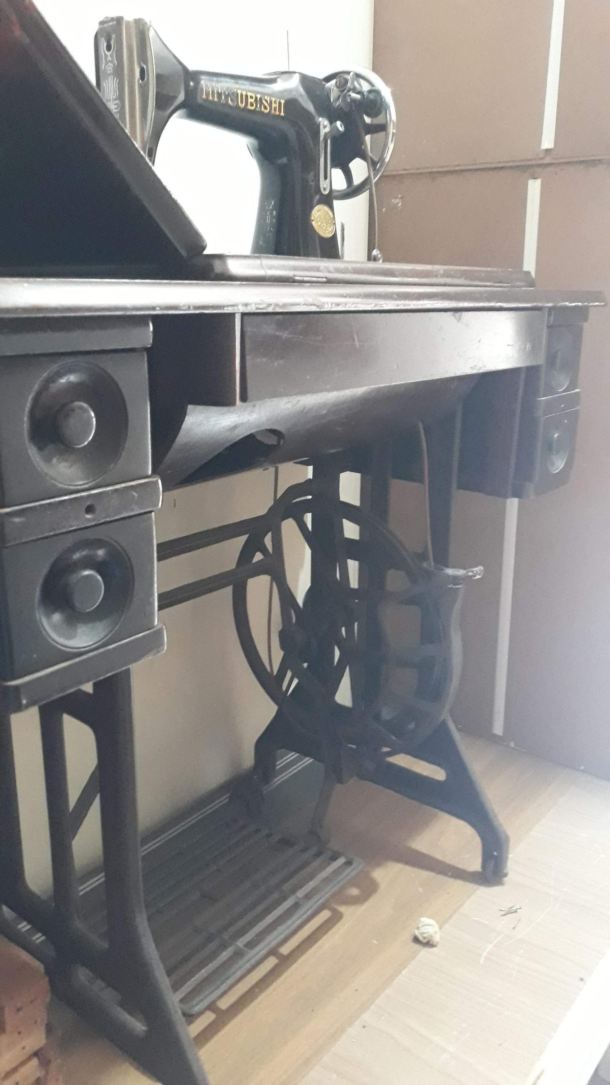 Maquina de Costura Mitsubishi com gabinete - funcionando 