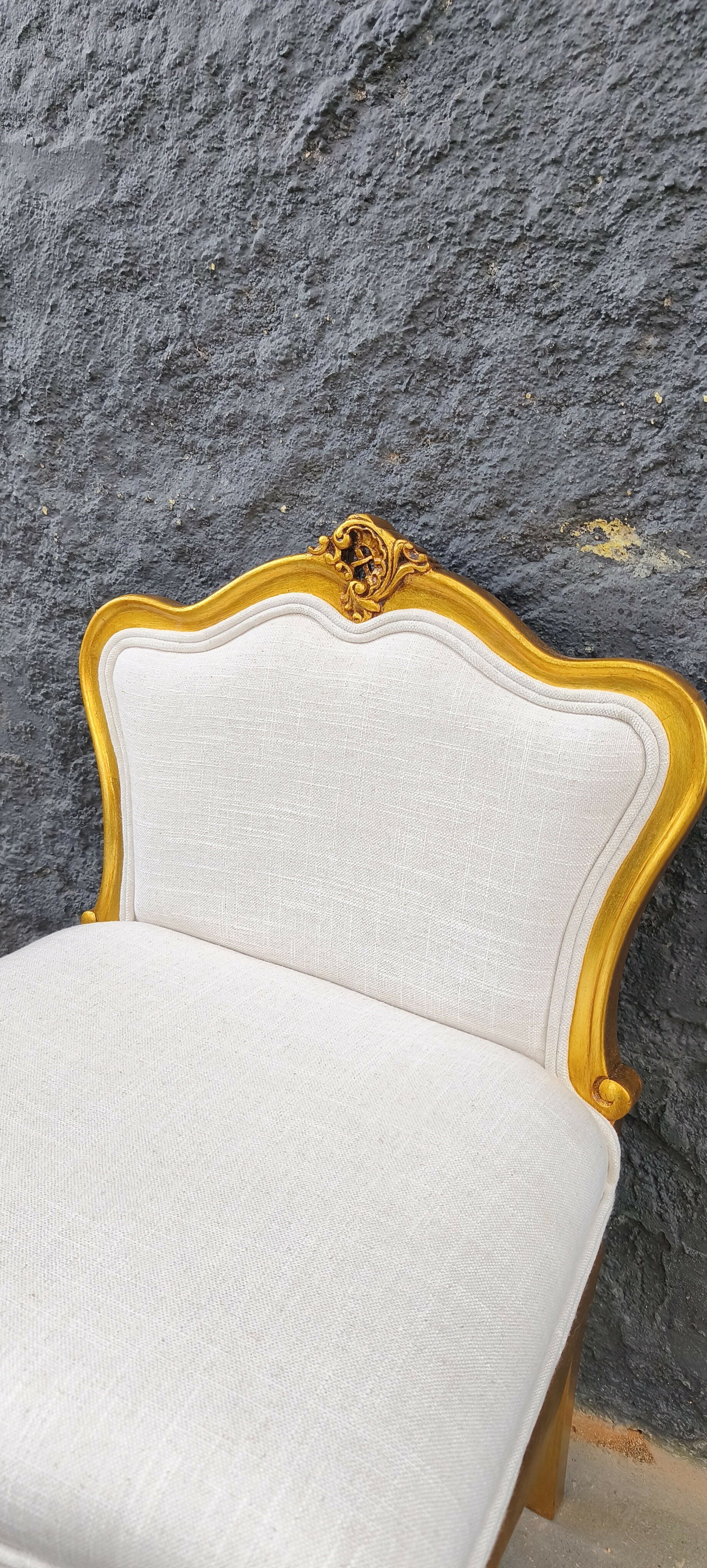Banqueta antiga com acabamento em folha de ouro e tecido de linho Entreposto 