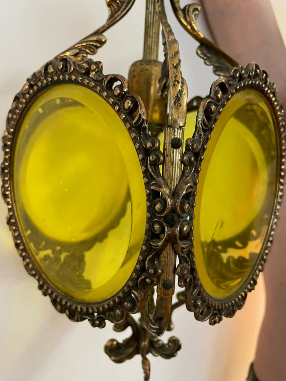 Lustre em bronze e vidro amarelo