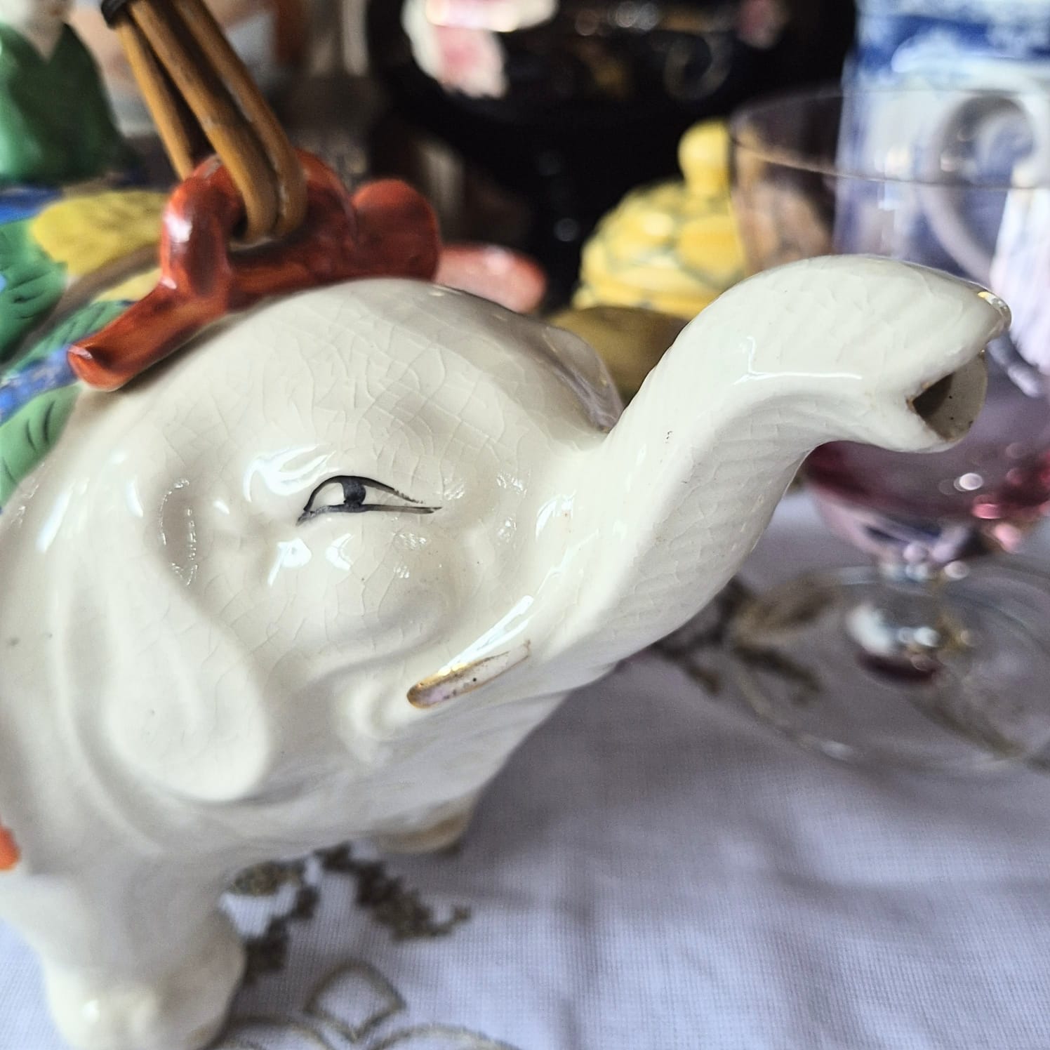 Bule vintage, anos 60, em cerâmica japonesa com pega em vime, no formato de elefante.  Excelente estado.
