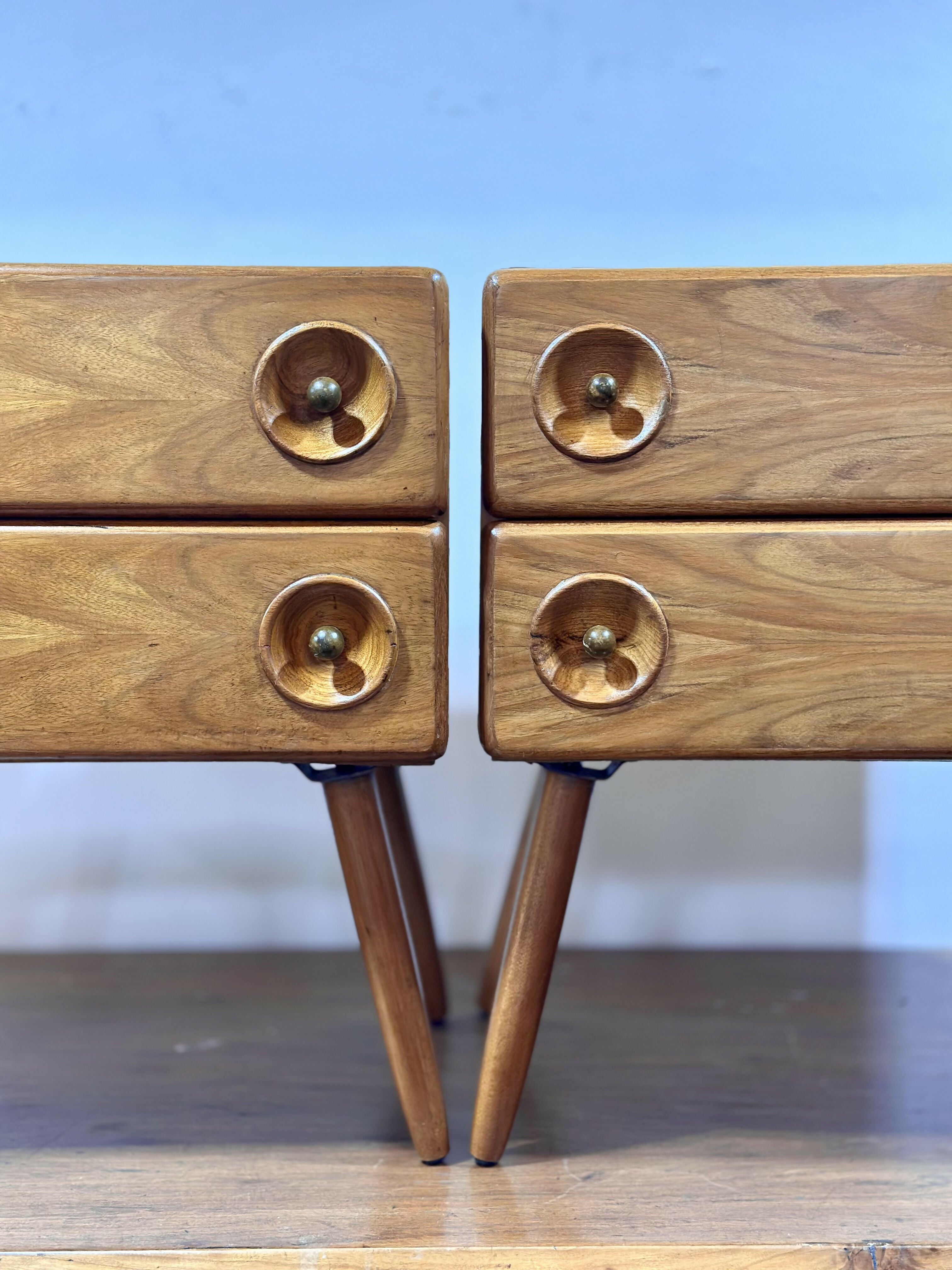 Par de mesinhas de cabeceira Bertomeu