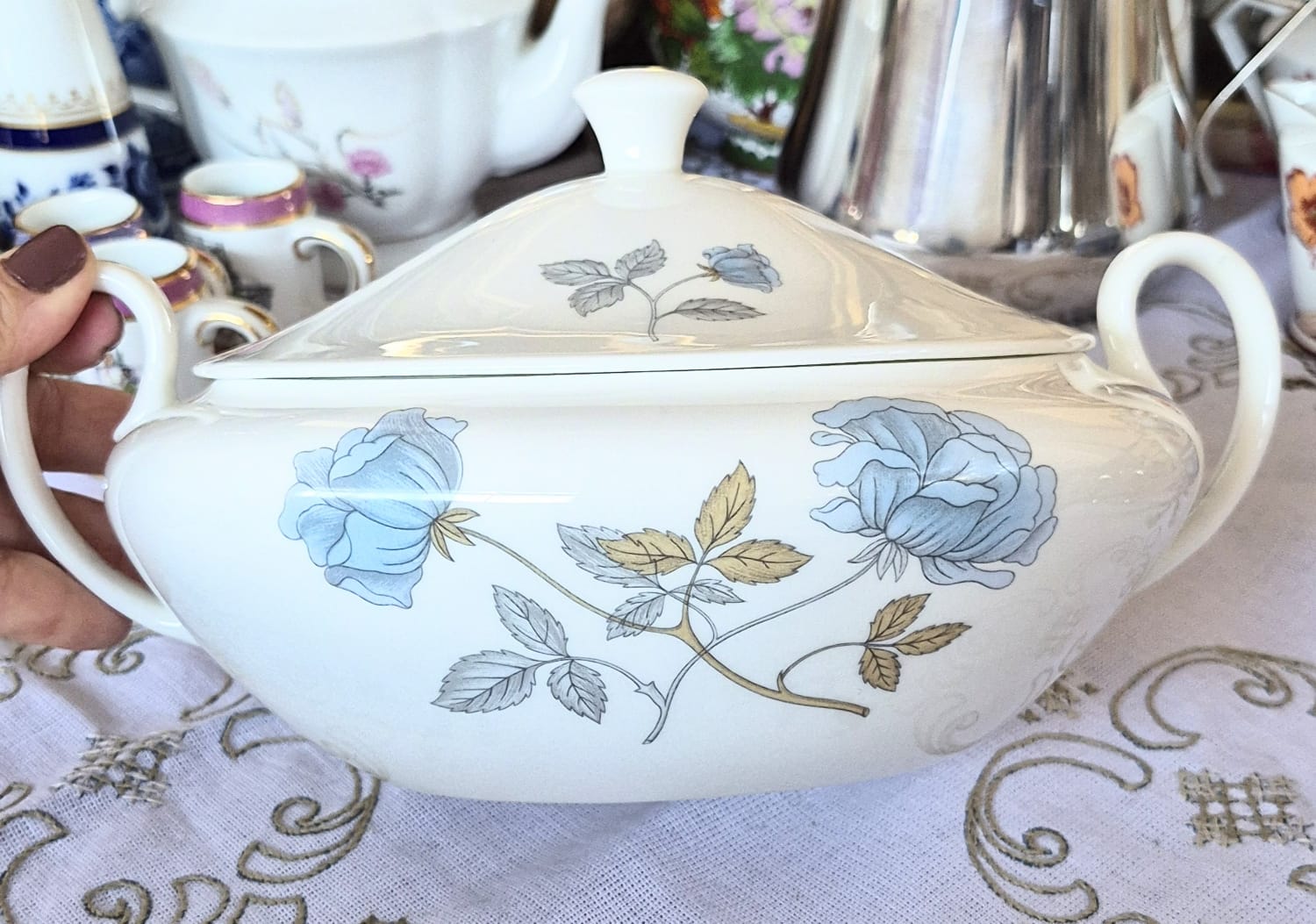 Terrina lindíssima e perfeita em porcelana Fine Bone China inglesa Wedgwood,  padrão Ice Rose. Produzida entre 1962 e 1974. Impecável!
