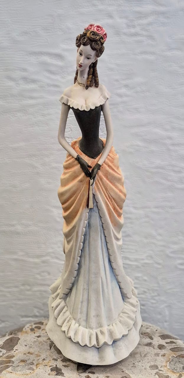 Escultura em resina italiana Montifiori - Italy Design, representando bela dama em policromia.  Intacta e linda.