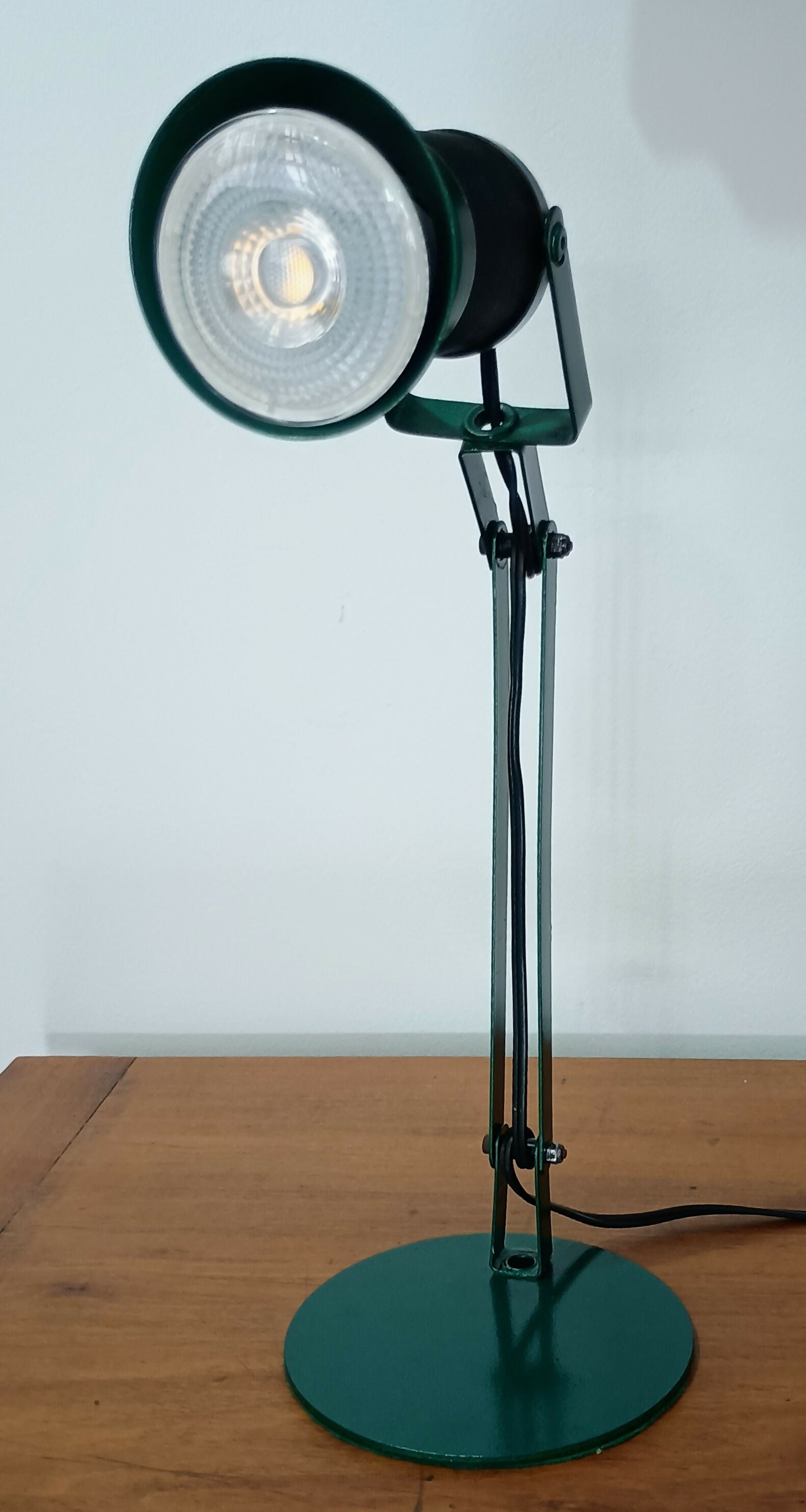 Antiga luminária de mesa articulada