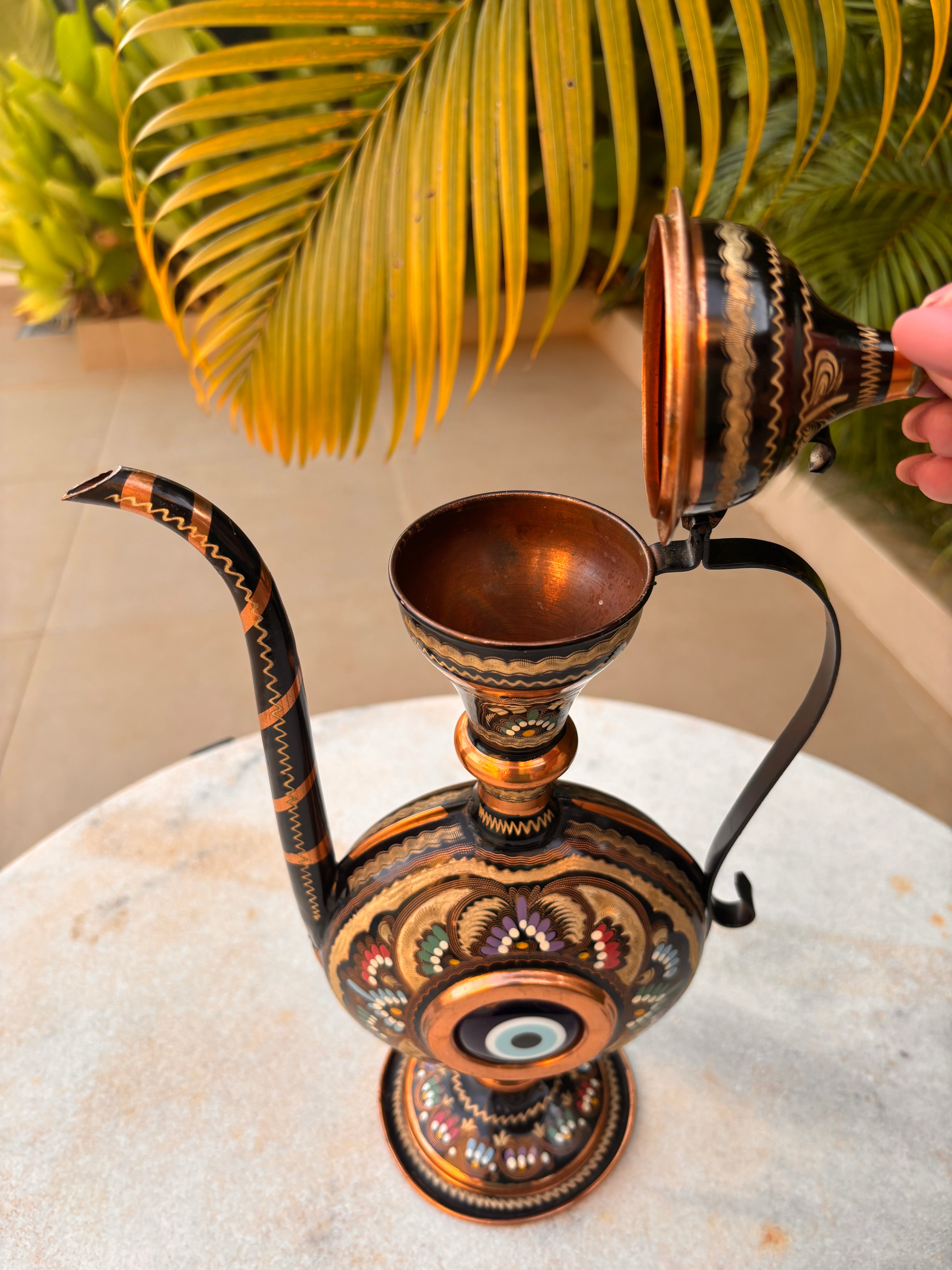 Lindo Jarro Ornamental Turco (Íbrigue/Ewer) em Cobre Legítimo e Detalhes Esmaltados.