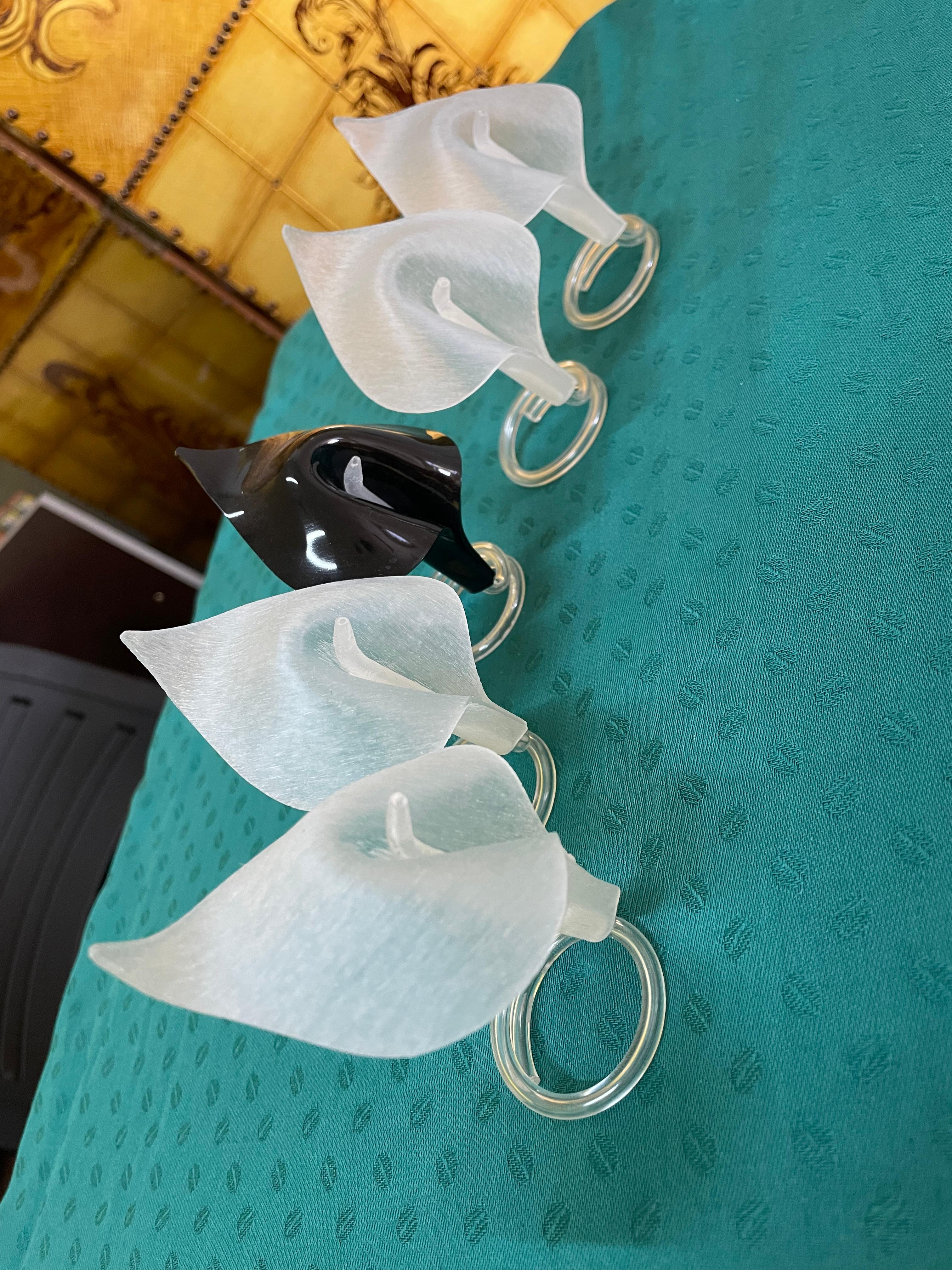 Porta guardanapos em resina em forma de flor de Copo de Leite em branco e preto 