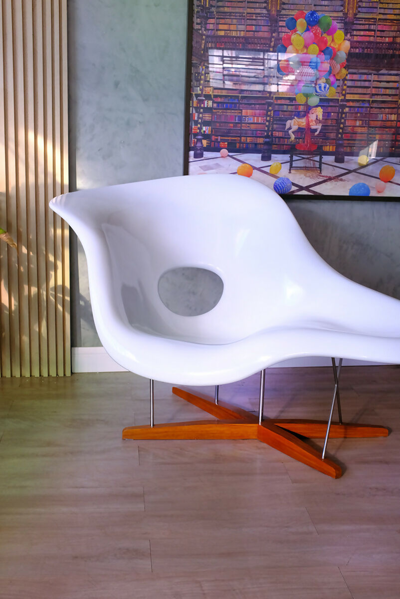 La Chaise - Charles e Ray Eames - Poltrona em fibra de vidro branca