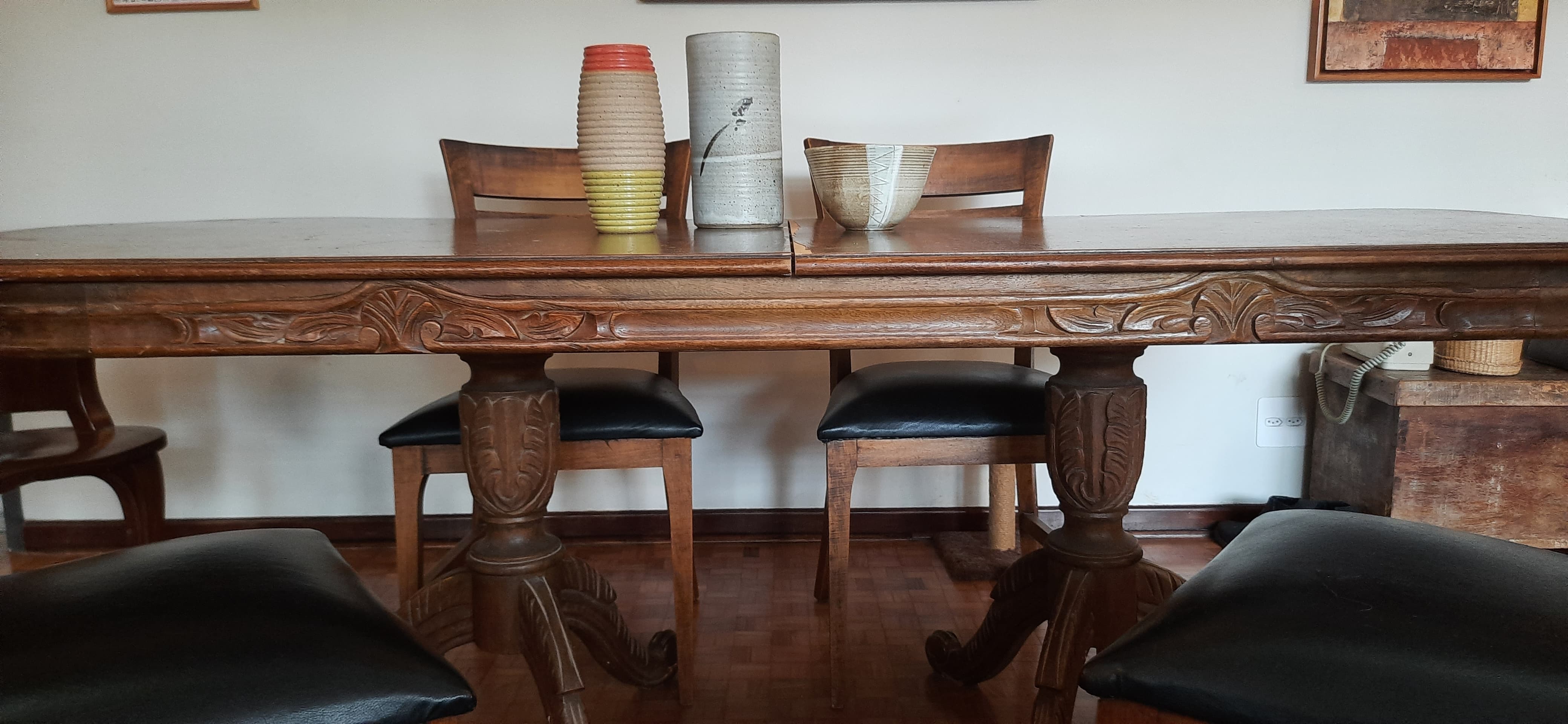 Formosa mesa de fazenda retangular arredondada com pés torneados e detalhes entalhados 