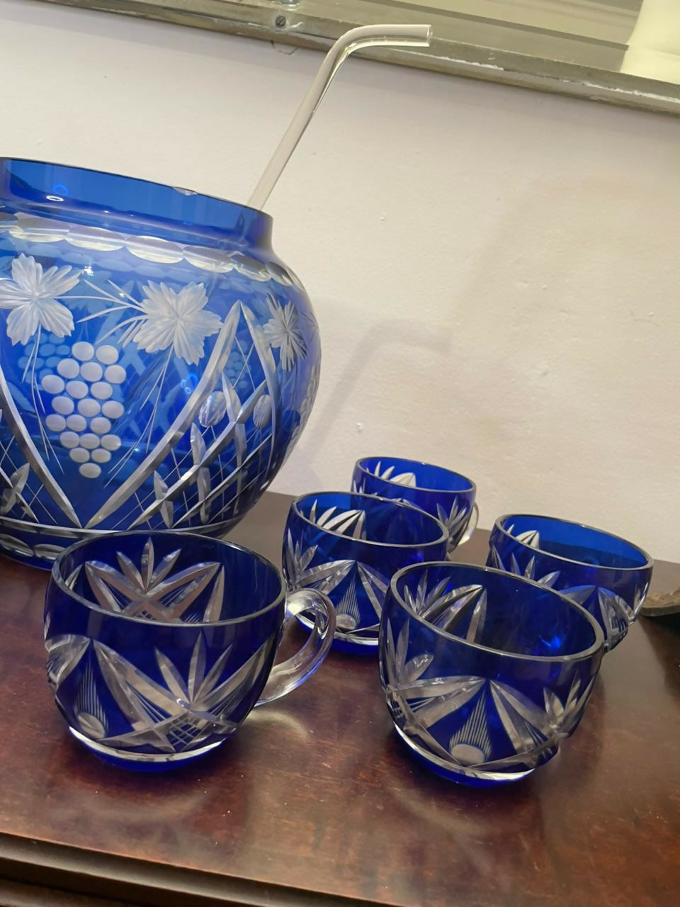 Grandiosa Poncheira Azul com 10 canecas com concha em cristal lapidado azul cobalto da Bohemia