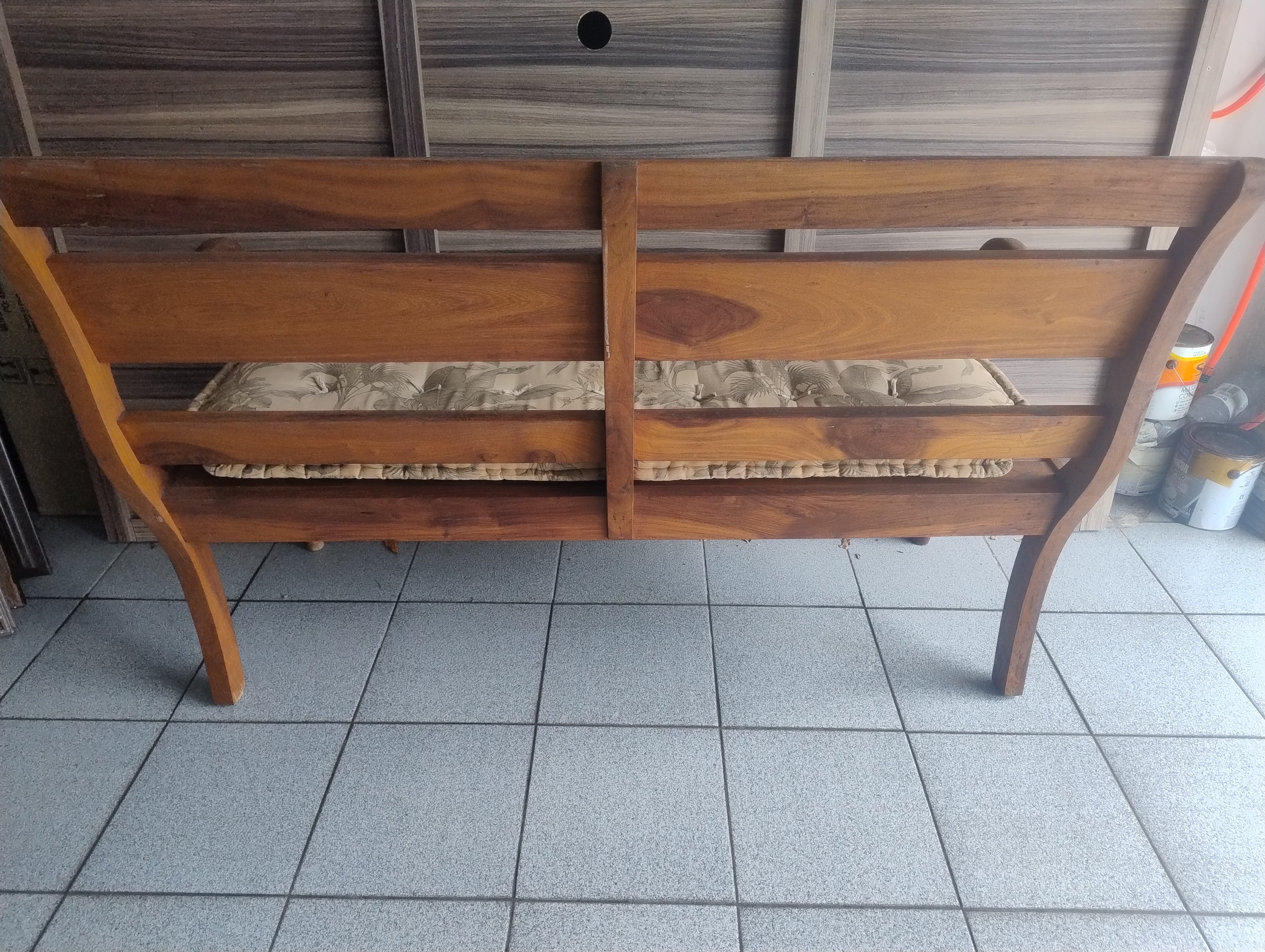 Banco em Madeira Maciça com almofada com motivos botânicos 