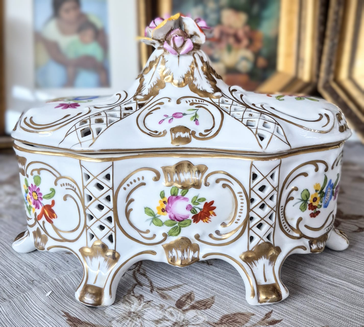  Lindíssima e grande bomboniére em porcelana europeia,  estilo Dresden/Capodimonte.  Em perfeito estado,  mínimo bicado na flor da pega.   Maravilhosa!