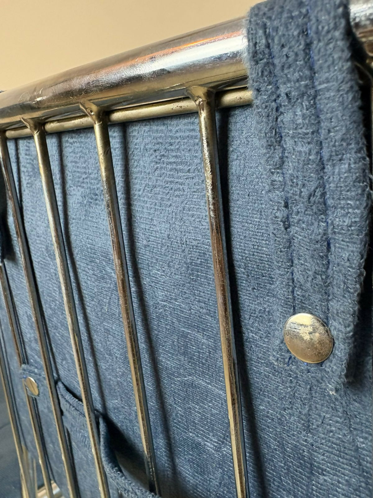 cadeira cromada Pozza 70’s em tecido aveludado azul (unitária)