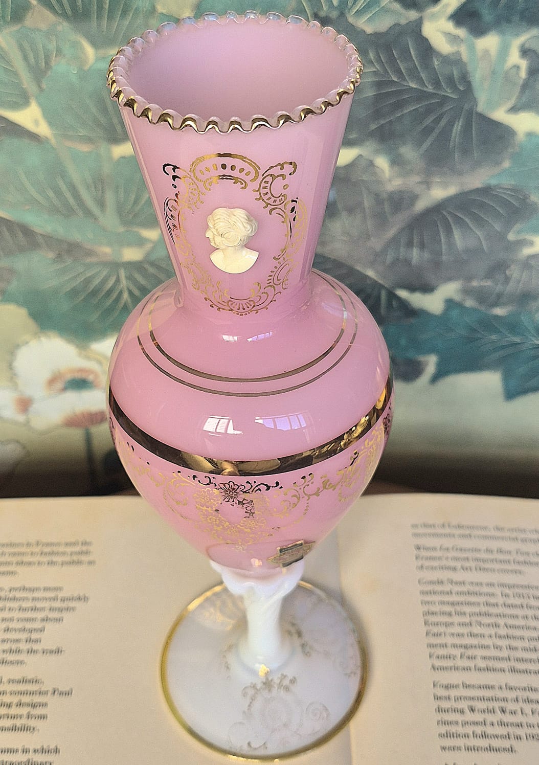 Vaso em opalina italiana Empoli,  decorada à ouro brunido e camafeu em aplique. Base em opalina branca swirl. Maravilhosa!