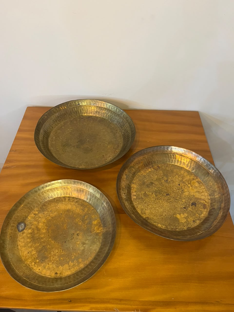 Trio de Pratos Decorativos em Latão com Acabamento Martelado